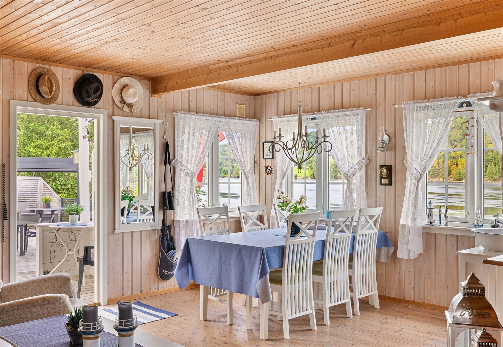 Spiseplassen er plassert ved vinduene, med utsikt mot vannet og omgivelsene. Galleribilde