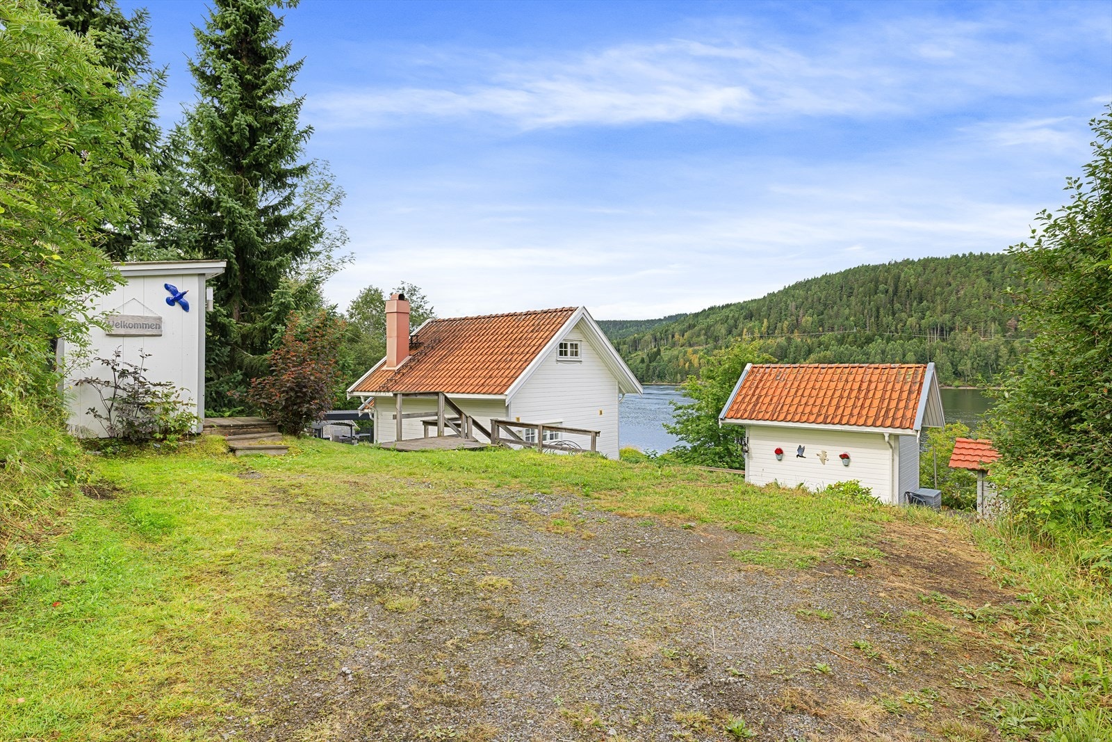Gårdsplassen gir godt med plass til parkering av flere biler, og har enkel adkomst fra vei. Galleribilde