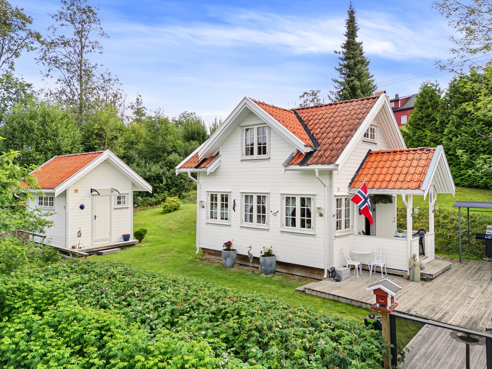 Tomten er på 797,5 kvm og er opparbeidet med gressplen, hekk og beplantninger. Galleribilde