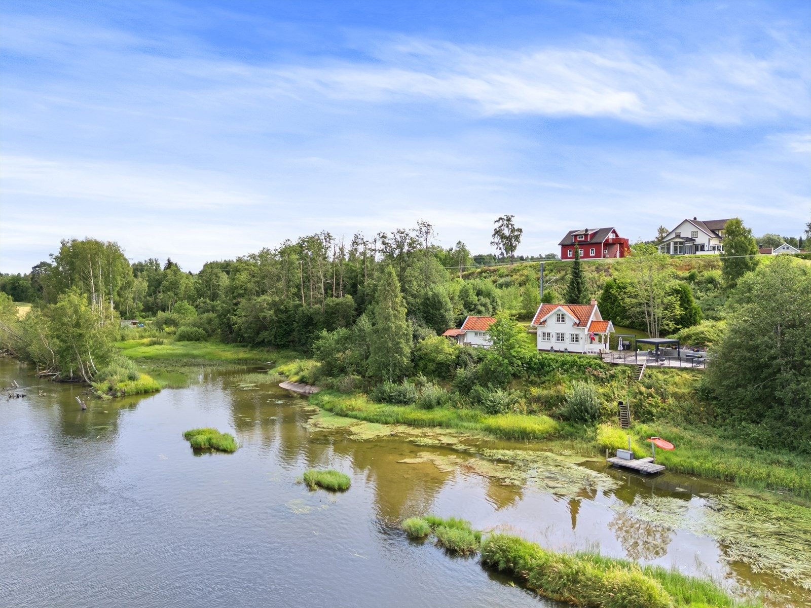 Hytta har en idyllisk beliggenhet ved vannkanten. Galleribilde