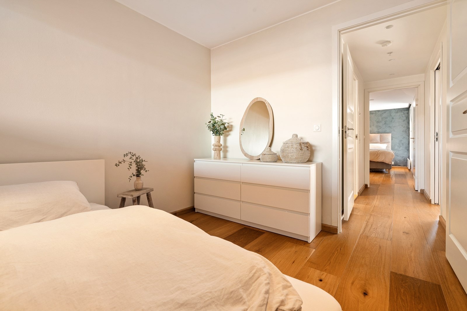 Soverommet måler 7,2 m² med plass til både seng, nattbord og garderobe. Galleribilde