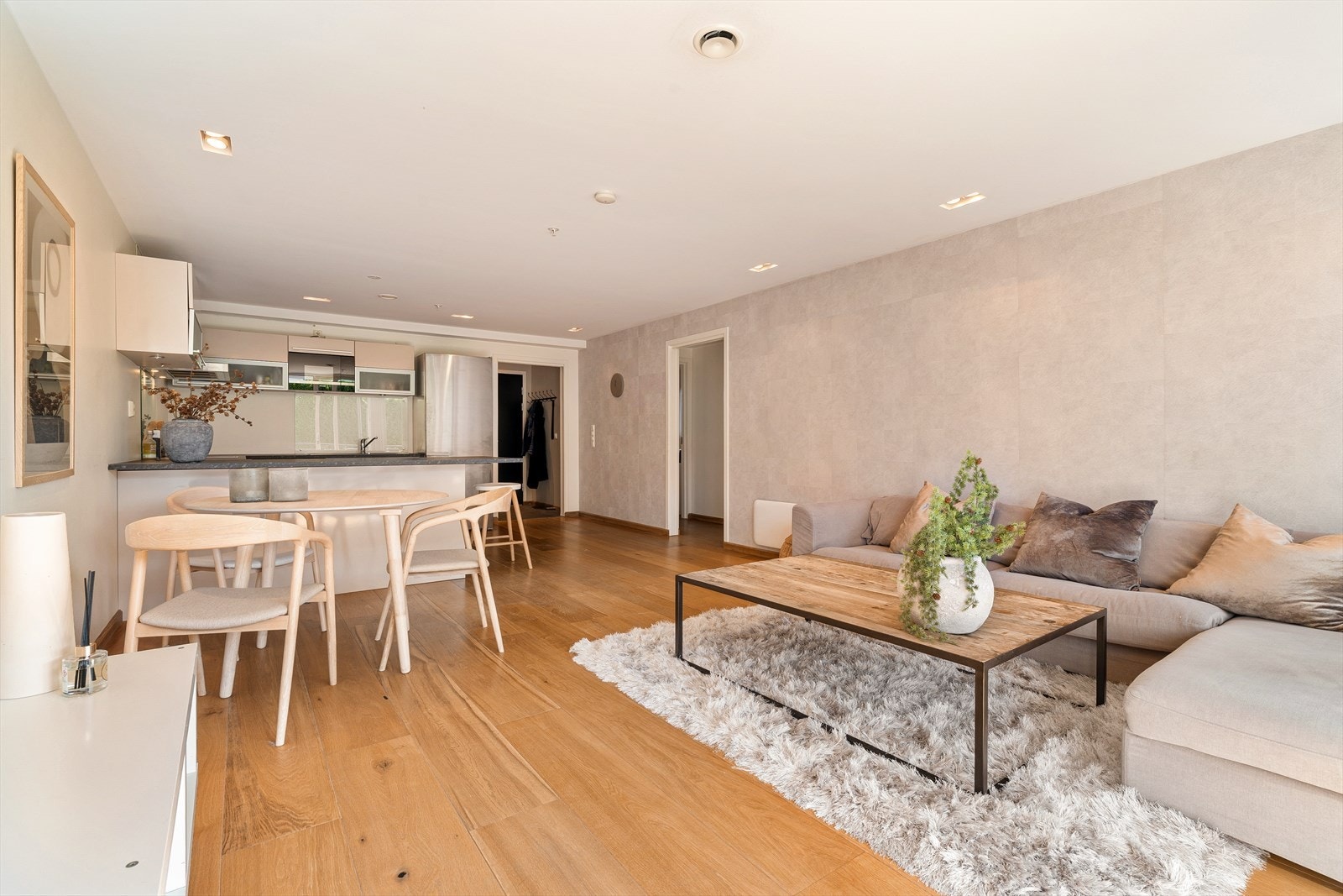 Stue/kjøkken er på hele 34,7m² der det er lagt vekt på moderne, likevel tidløse kvaliteter og farger. Galleribilde