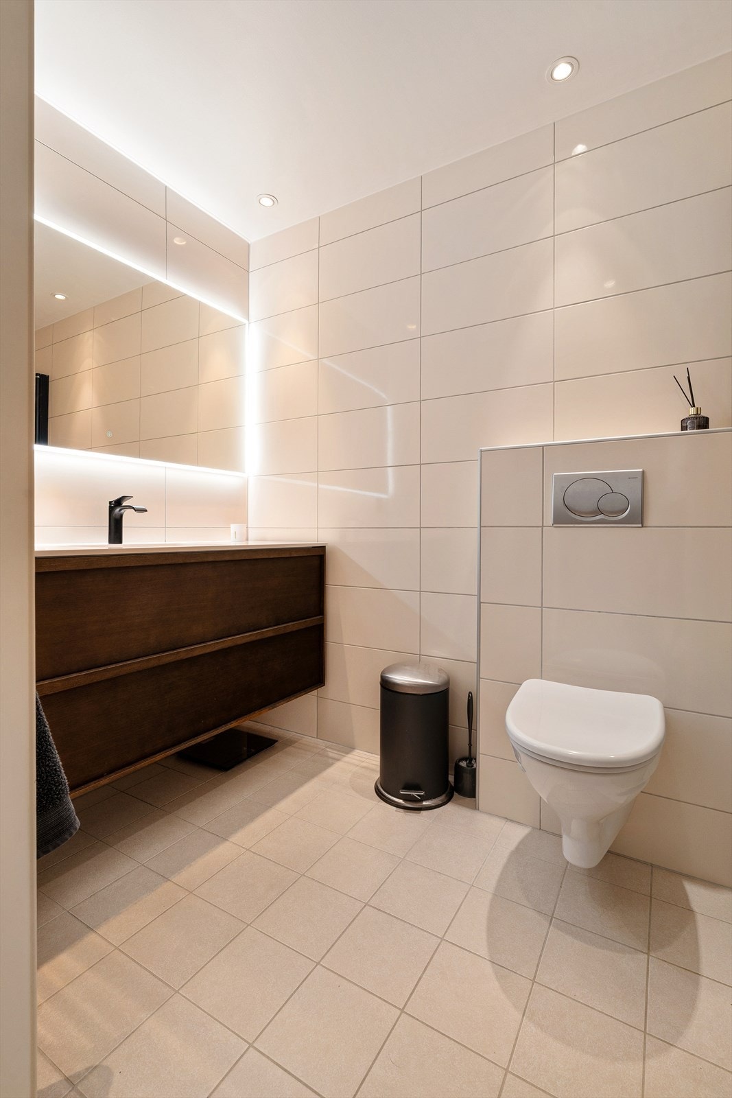 Badet gir et delikat uttrykk med gode materialvalg. Galleribilde
