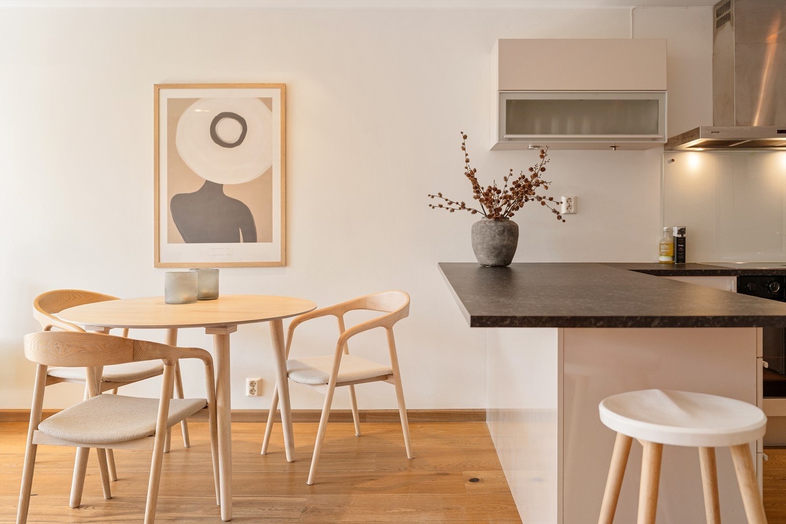 Her får du også plass til stort spisebord som rommer mange gjester. Galleribilde