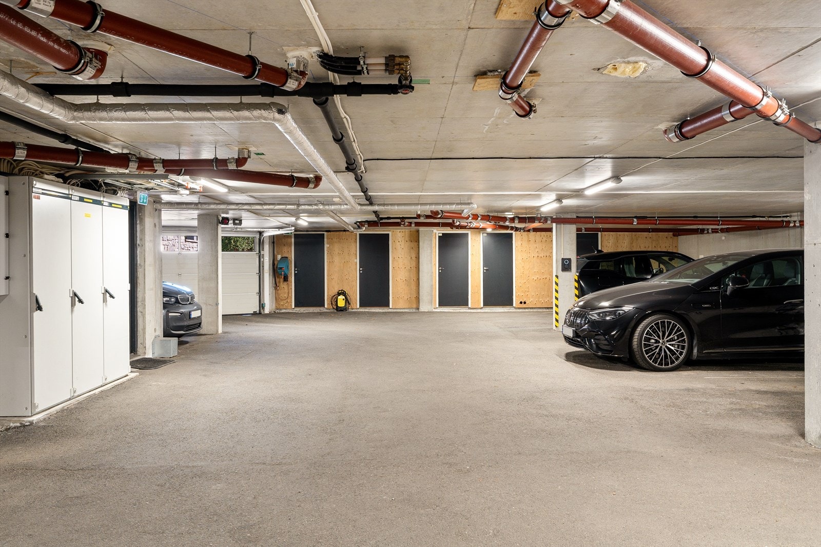 Romslig fast parkeringsplass i felles garasjeanlegg. Galleribilde