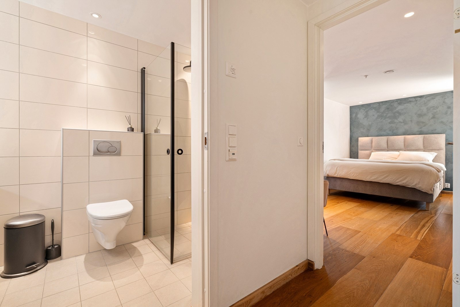 Fra hovedsoverommet får du enkel tilkomst til badet. Galleribilde