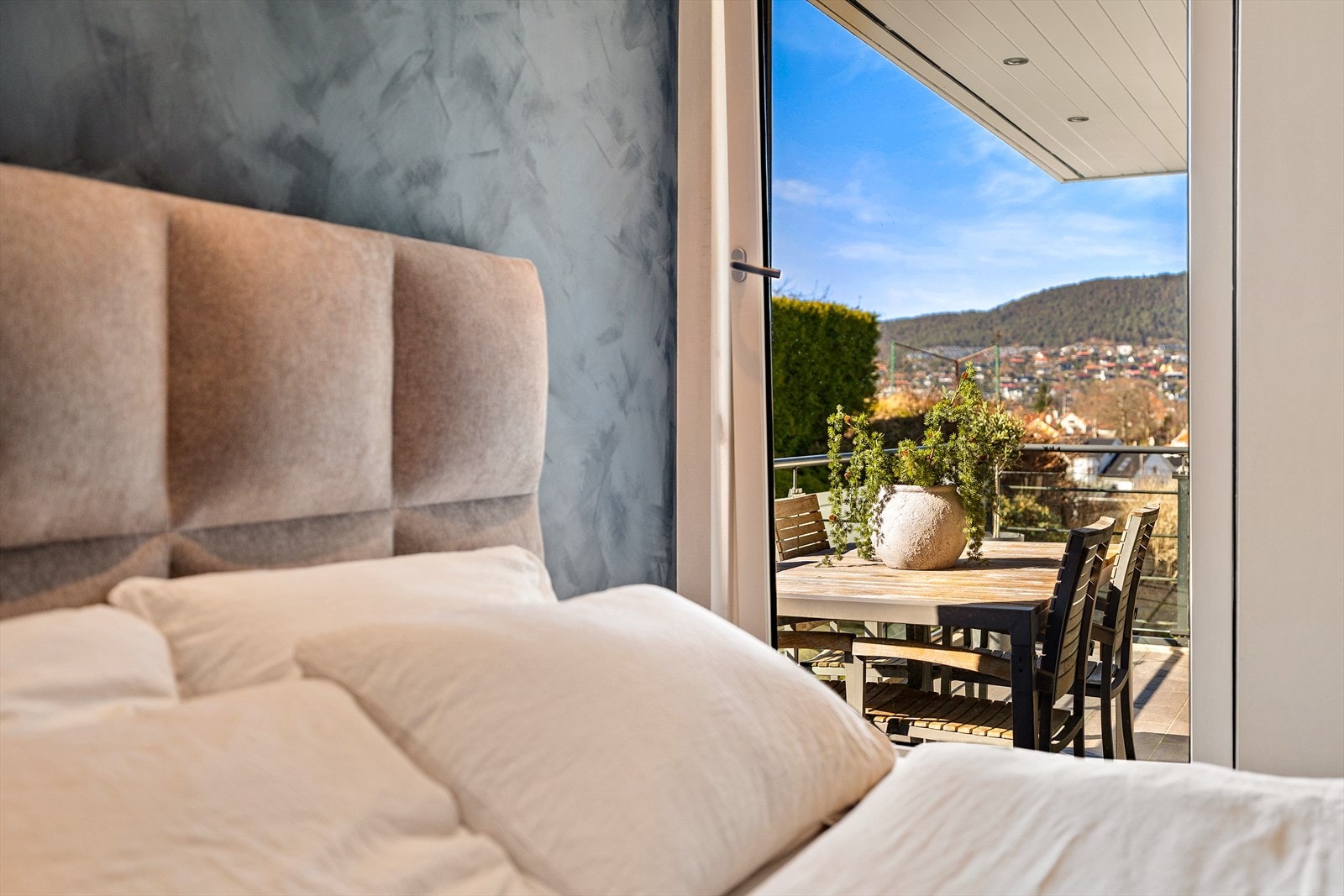 Her kan du nyte den fine utsikten også fra egen seng. Galleribilde
