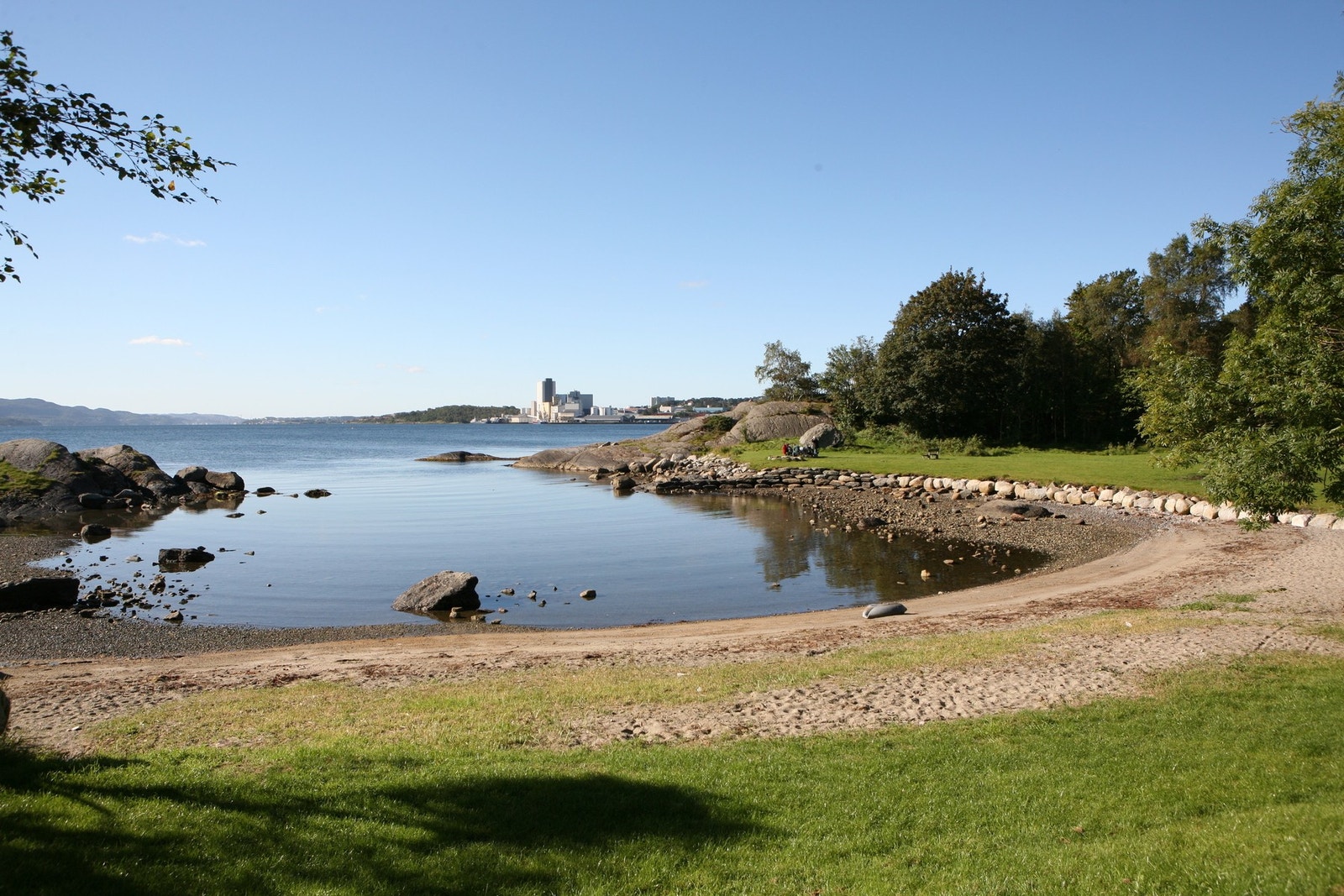 Det er nydelige turområder langs sjøen/Godalen, her finner du også flere populære badeplasser/strender Galleribilde