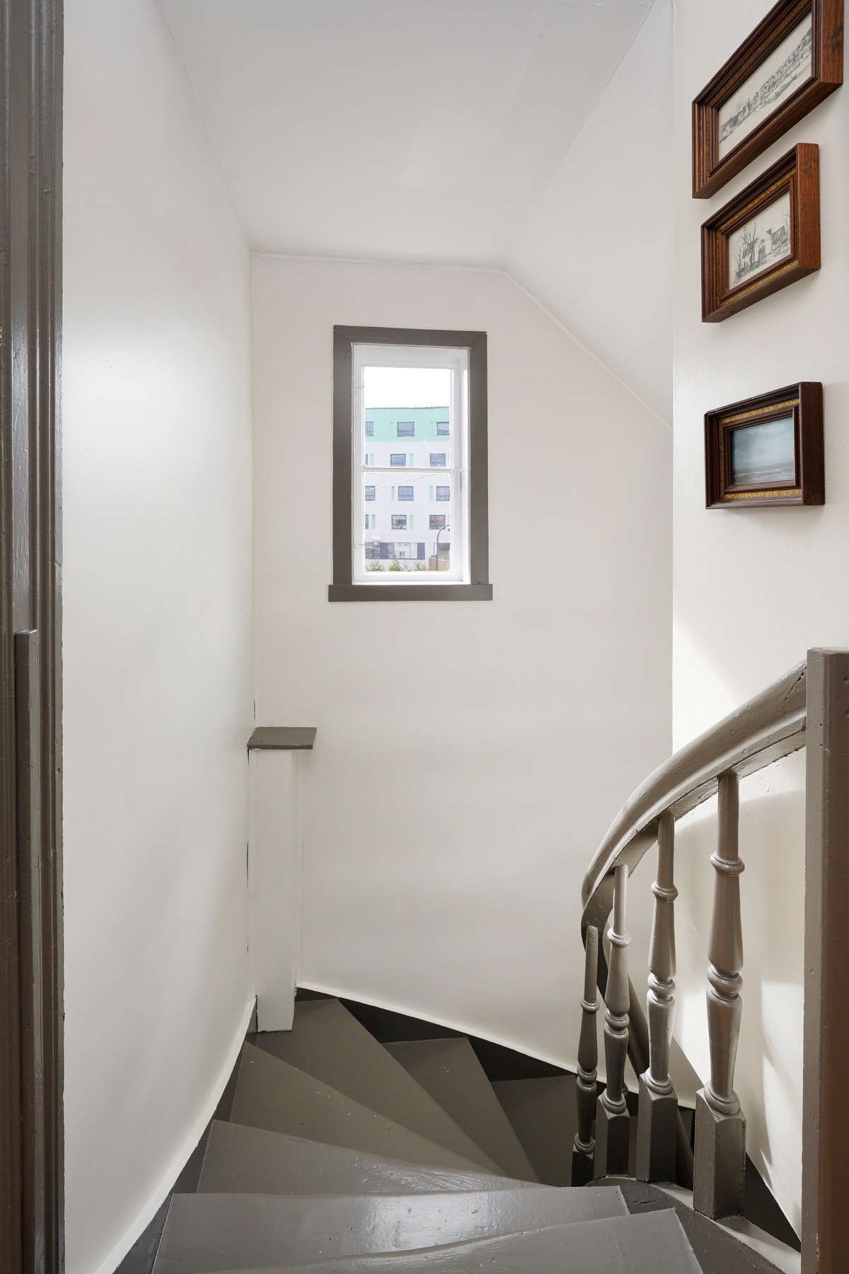 Trappen opp. Vinduet du ser her er originalt. Galleribilde