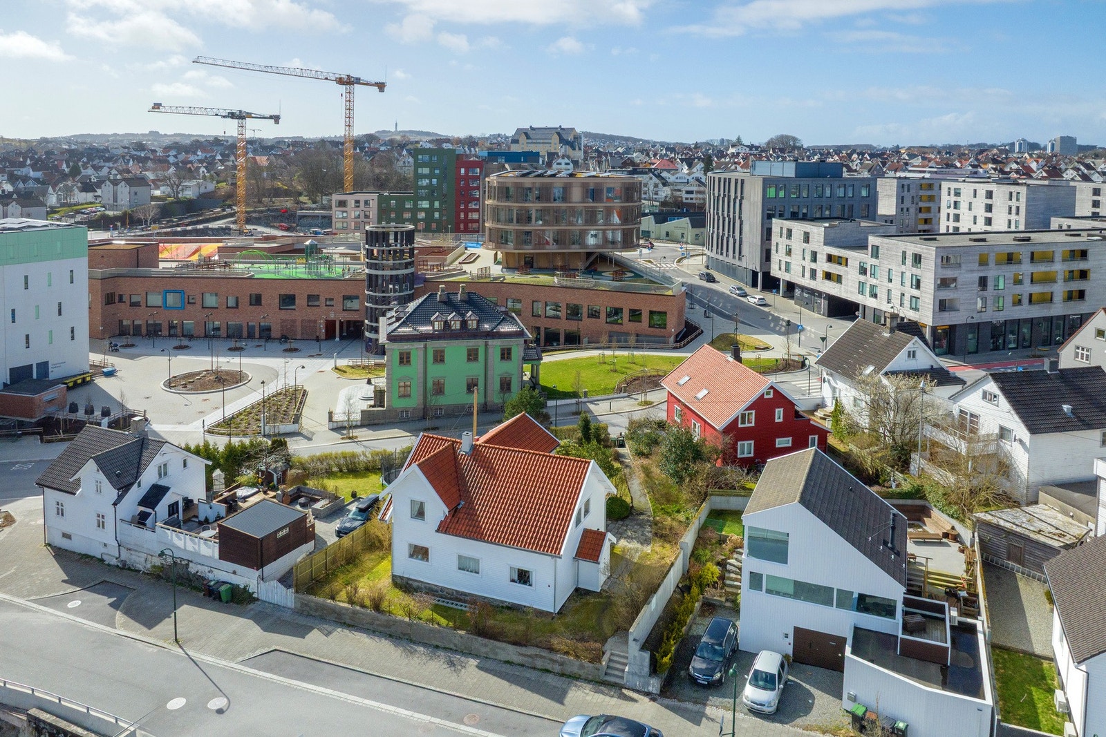 Det må påregnes videre vedlikehold og oppgraderinger, se tilstandsrapport for mer info. Samtidig fremstår eiendommen som innflyttingsklar. Galleribilde