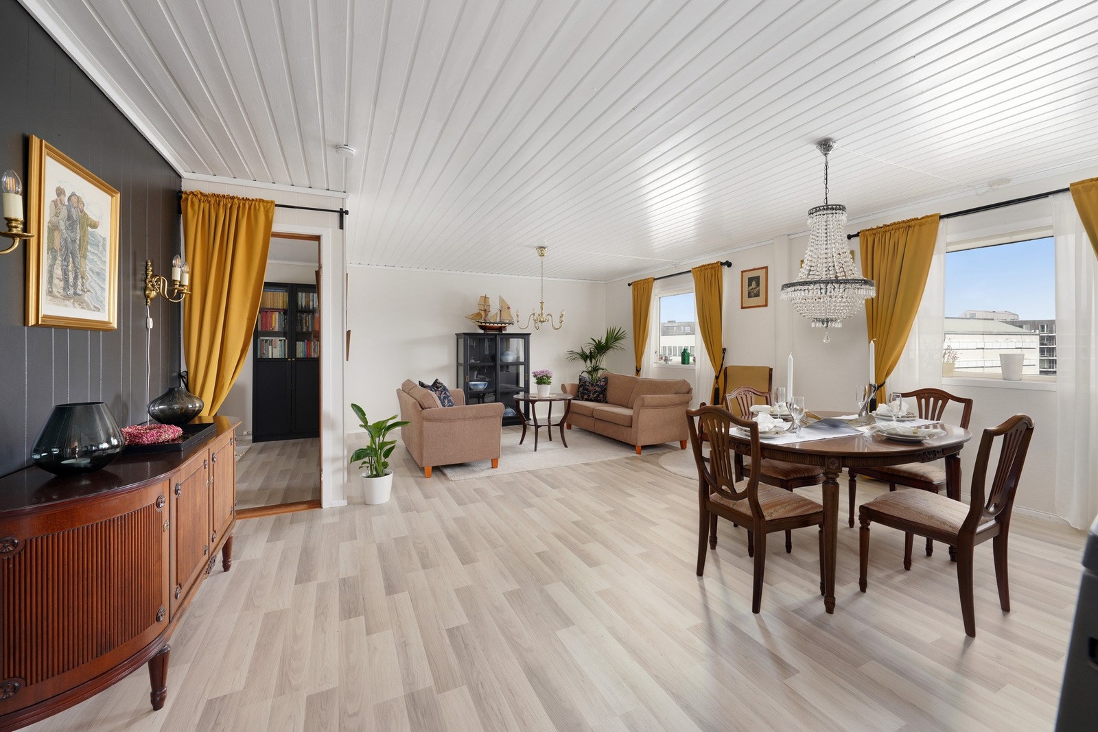 I stuen er det god plass til både salong og spisebord. I tillegg er det et separat kontor som kan åpnes opp og bli en del av stuen etter behov. Galleribilde