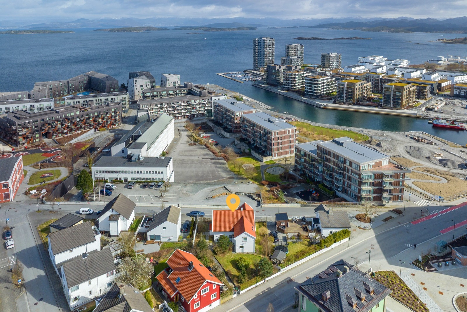 Beliggende i hjertet av Østre bydel på Storhaug med gåavstand til skole, butikk, sentrum, barnehage og nydelige turområder langs sjøen. Galleribilde