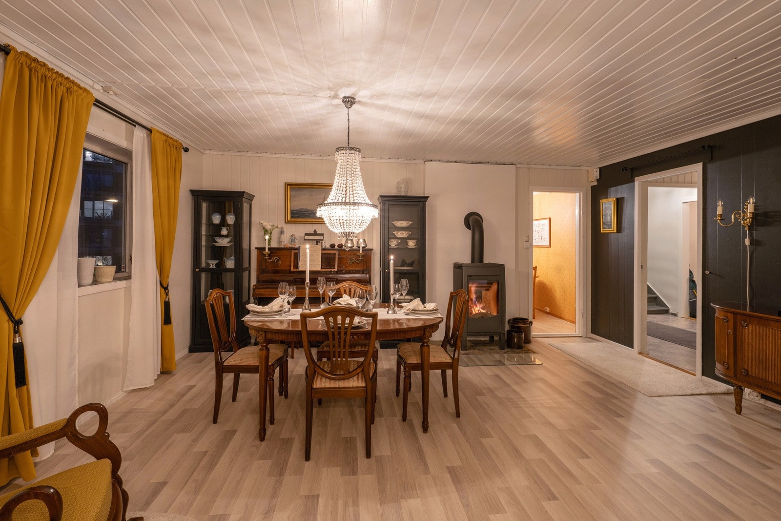 Stuen om kvelden. Galleribilde