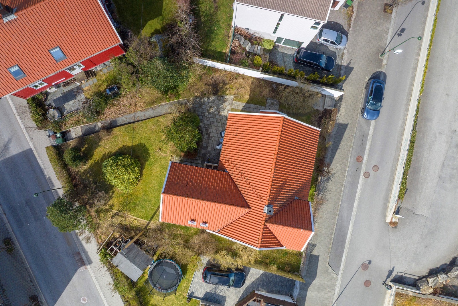 Huset ble påbygget i 1955 og har en stor tomt på ca. 500 kvm midt i Østre bydel, en slik tomt i denne bydelen er en sjeldenhet i seg selv. Galleribilde