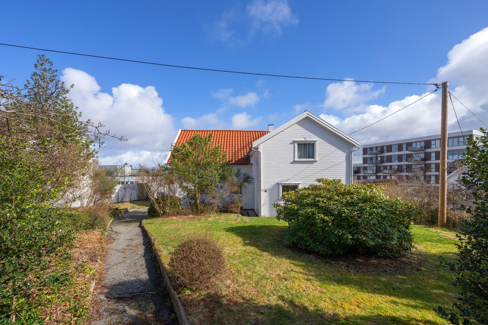 Huset er omkranset av en flott hage som er opparbeidet med blomster, busker og bær. Galleribilde