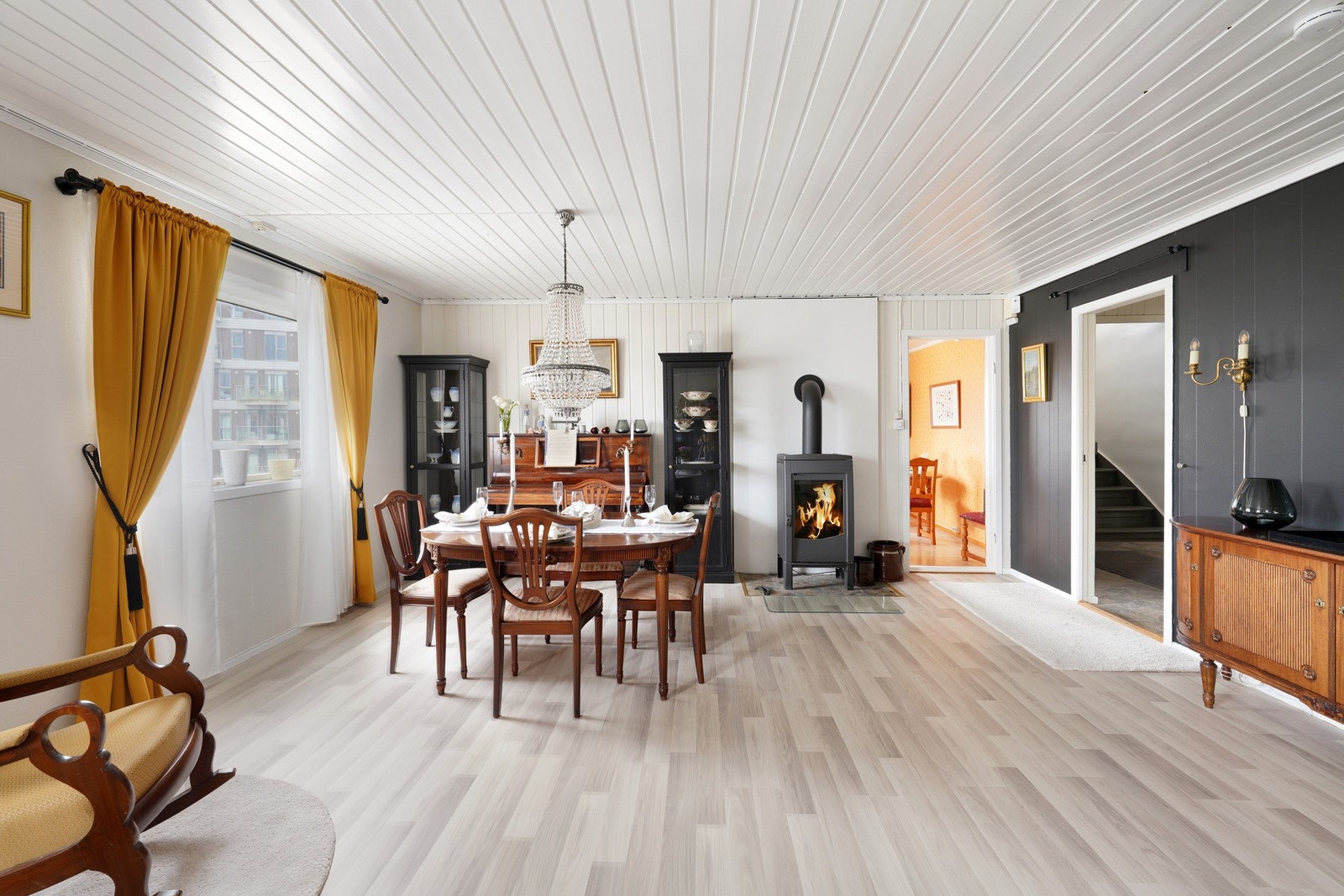 Huset er jevnlig vedlikeholdt. Inne i stuen er det laminat på gulv, vedovn og malte vegger og tak. Galleribilde