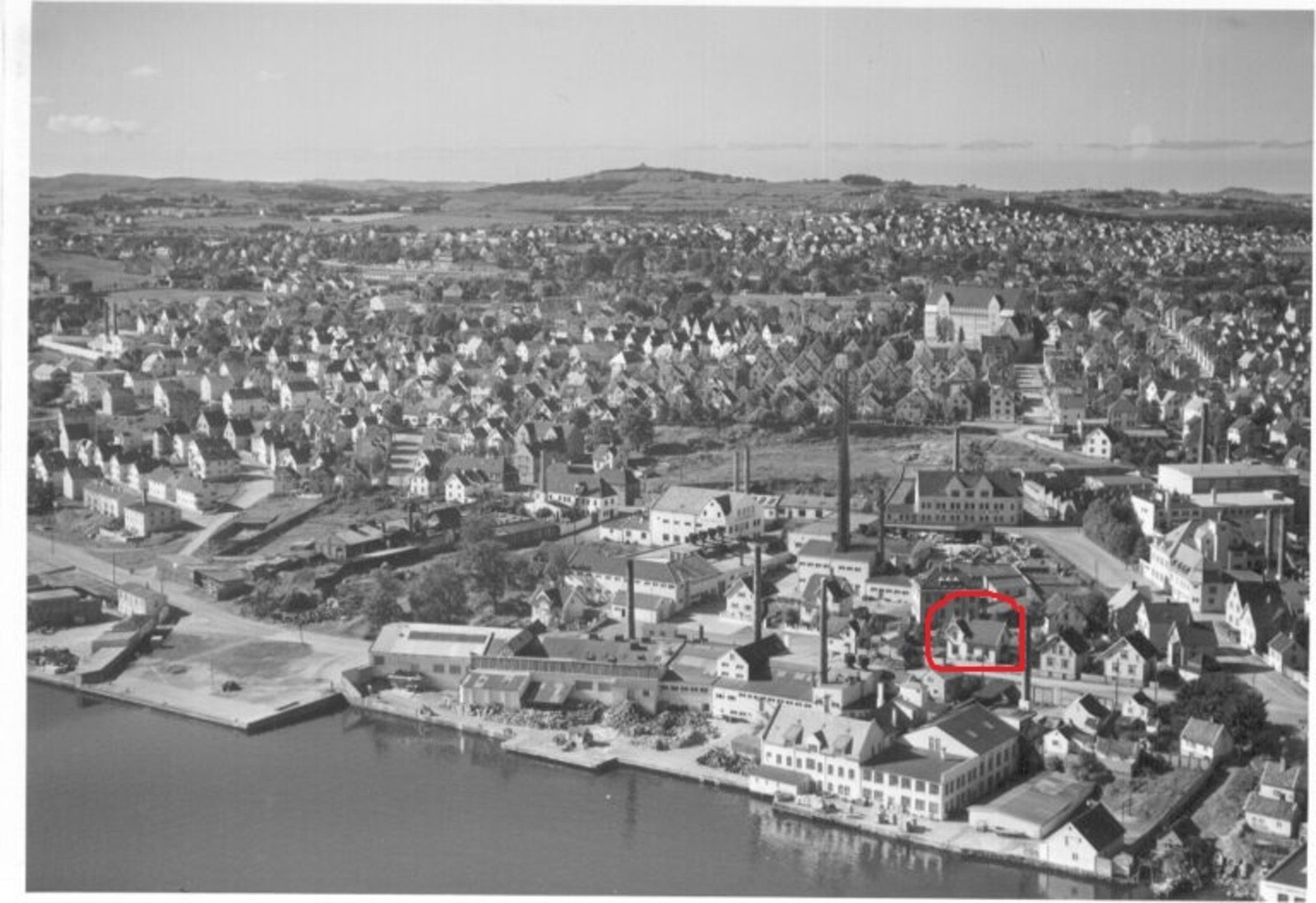 Bilde av bydelen når huset var bedehus ved Lervig Tinnfabrikk. Lervik forsamlingshus ble bygget rundt 1909-1910 av menigheten for å ha et samlingssted i bygda. Det ble brukt til møter, religiøs virksomhet, søndagsskole og sosiale aktiviteter, og var særl Galleribilde