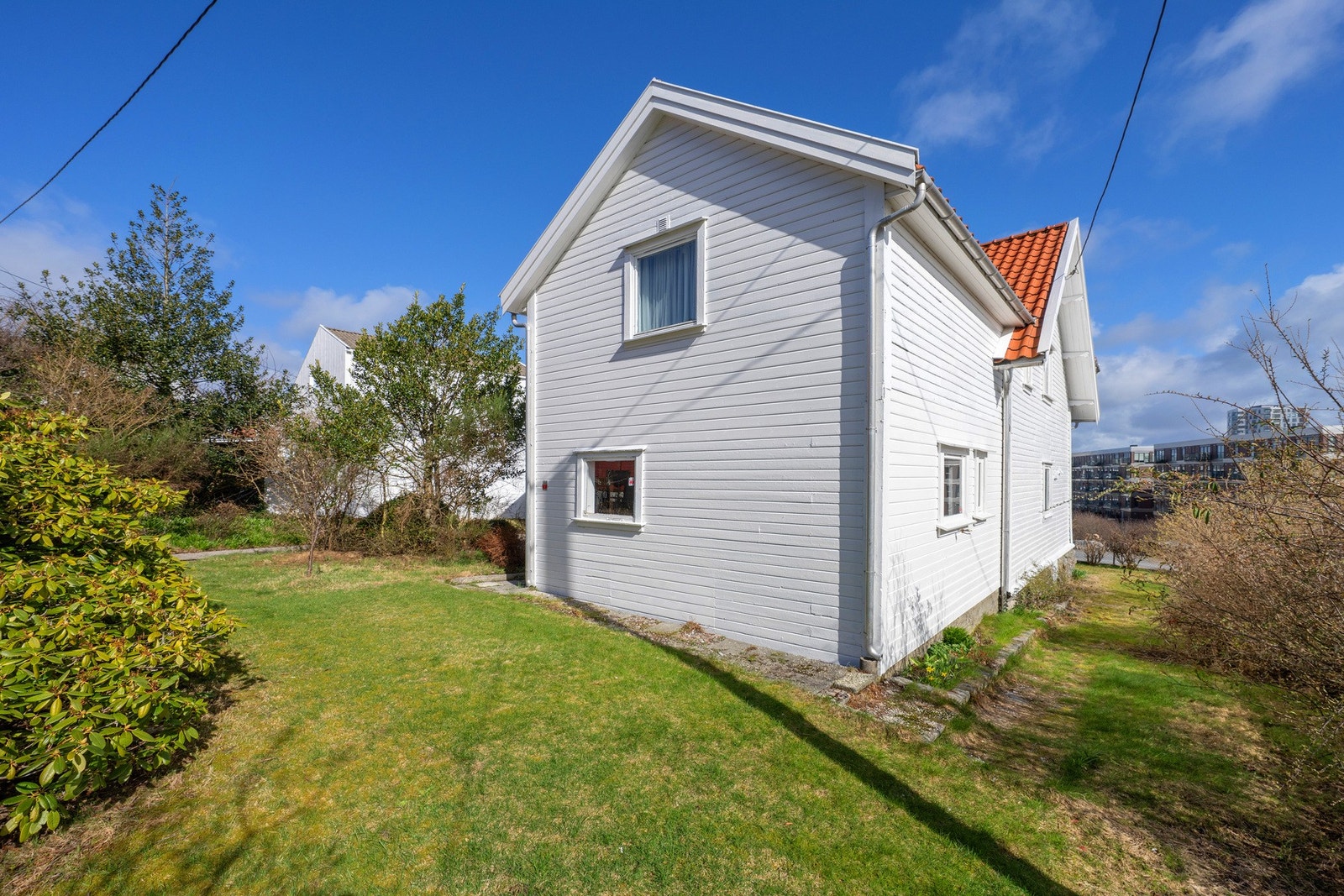 Huset ble påbygget i 1955 og har en stor tomt på ca. 500 kvm midt i Østre bydel, en slik tomt i denne bydelen er en sjeldenhet i seg selv. Galleribilde