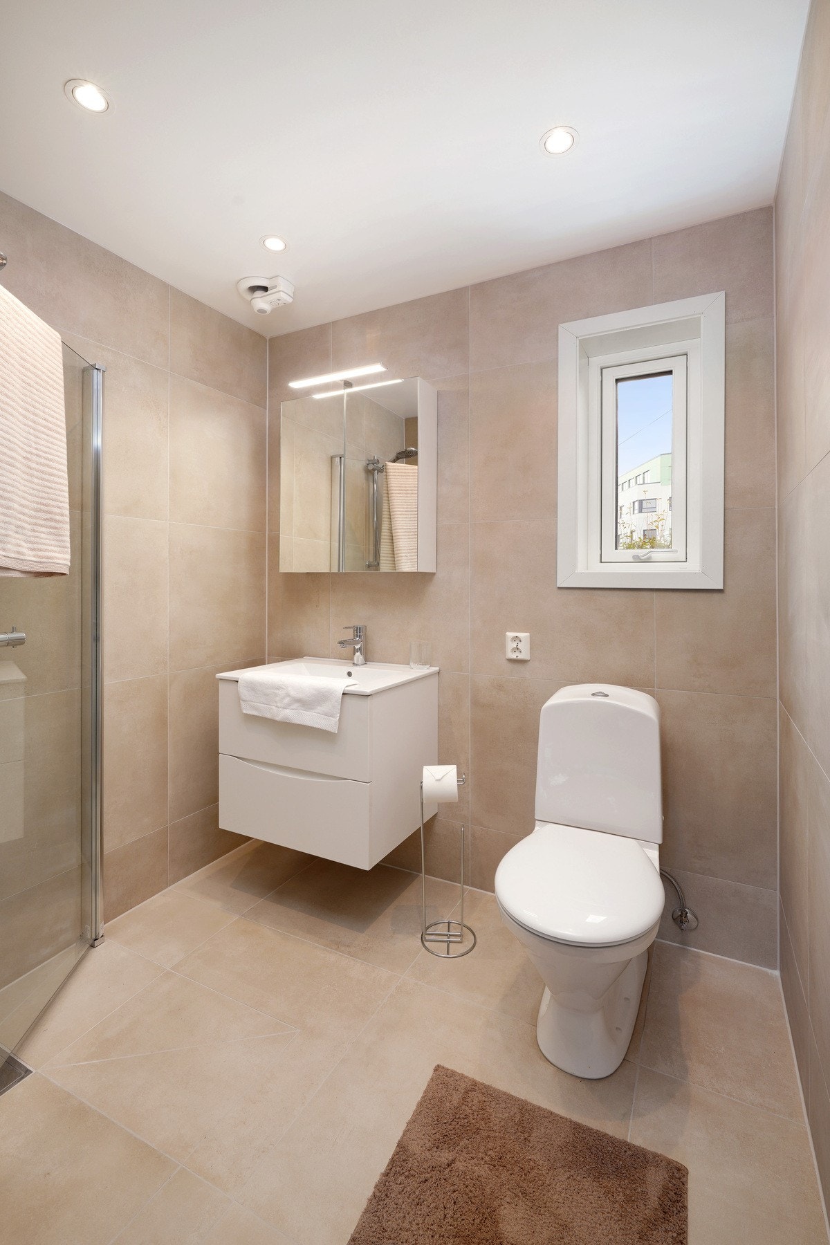 Badet ble pusset opp i 2025. Det ble blant annet lagt rør-i-rør, varmekabler, downlights i tak og nytt vindu. Galleribilde
