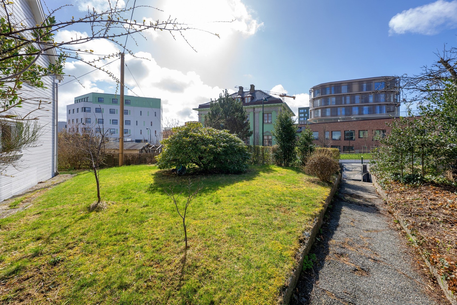Det er laget en liten sti ut til Ryfylkegata fra eiendommen. Ryfylkegata har busstrase og gjennomkjøringsforbud, som gir lite trafikk av biler. Galleribilde