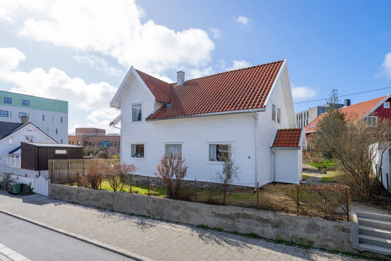 Det er soneparkering i gaten rett utfor huset, men også mulig å søke til kommunen om p-plass og avkjørsel på egen tomt. Galleribilde