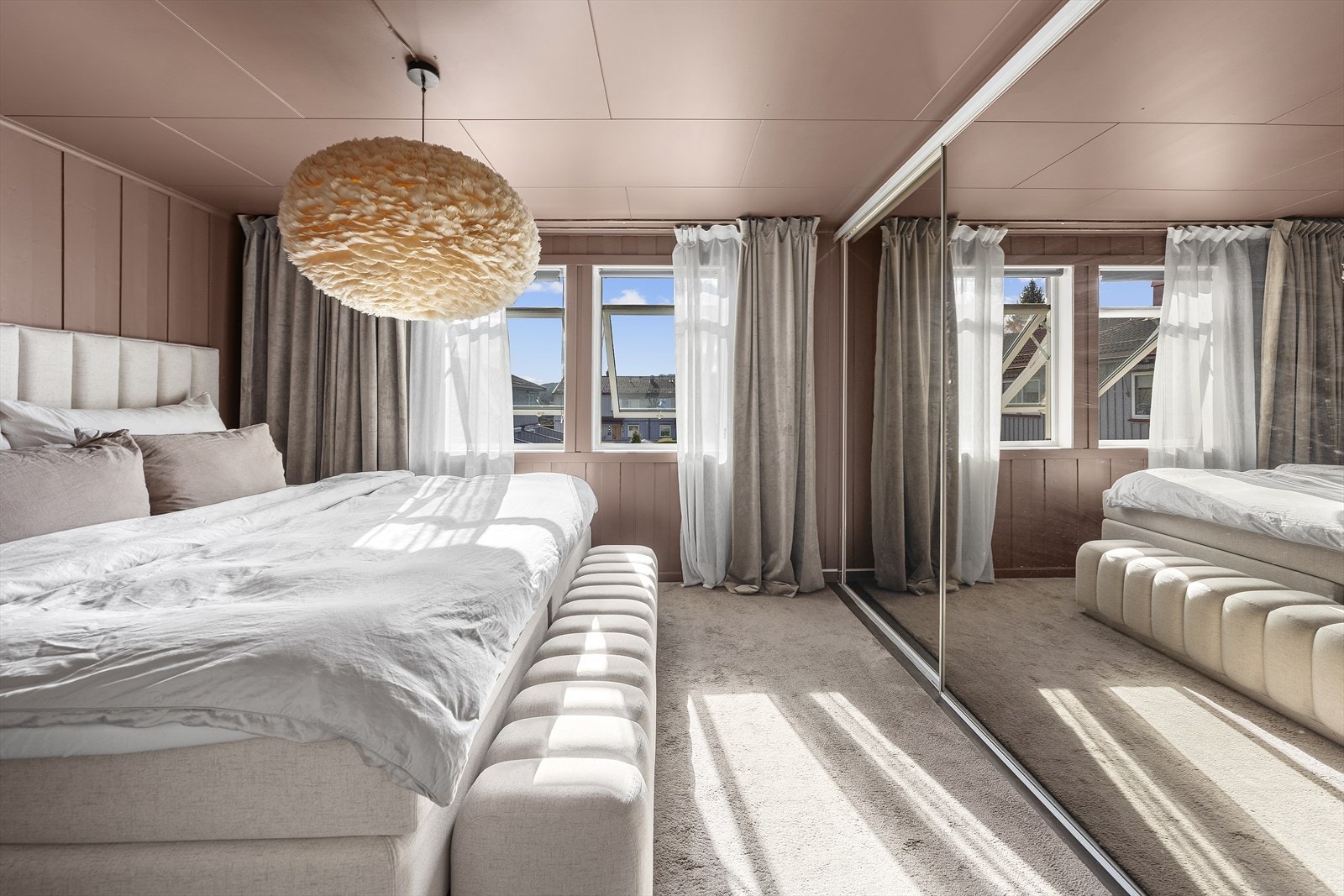 Praktisk skyvedørsgarderobe med speilfronter Galleribilde