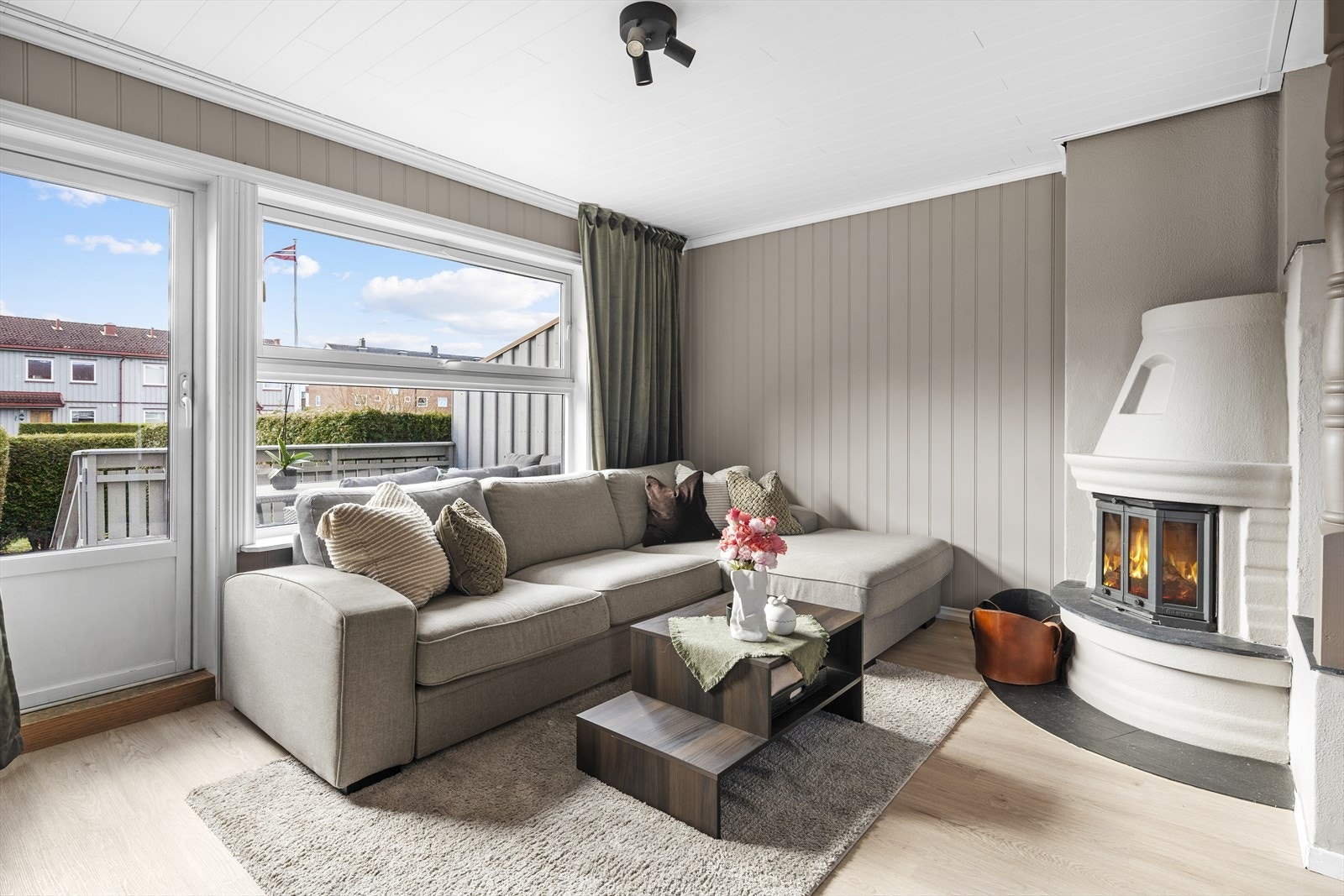 Fra stue er det utgang til solrik og usjenert terrasse Galleribilde