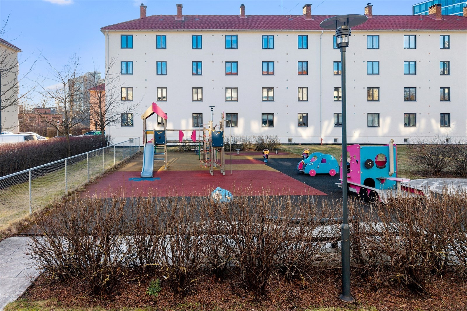 Fasade mot borettslagets grøntareal og lekeplass Galleribilde