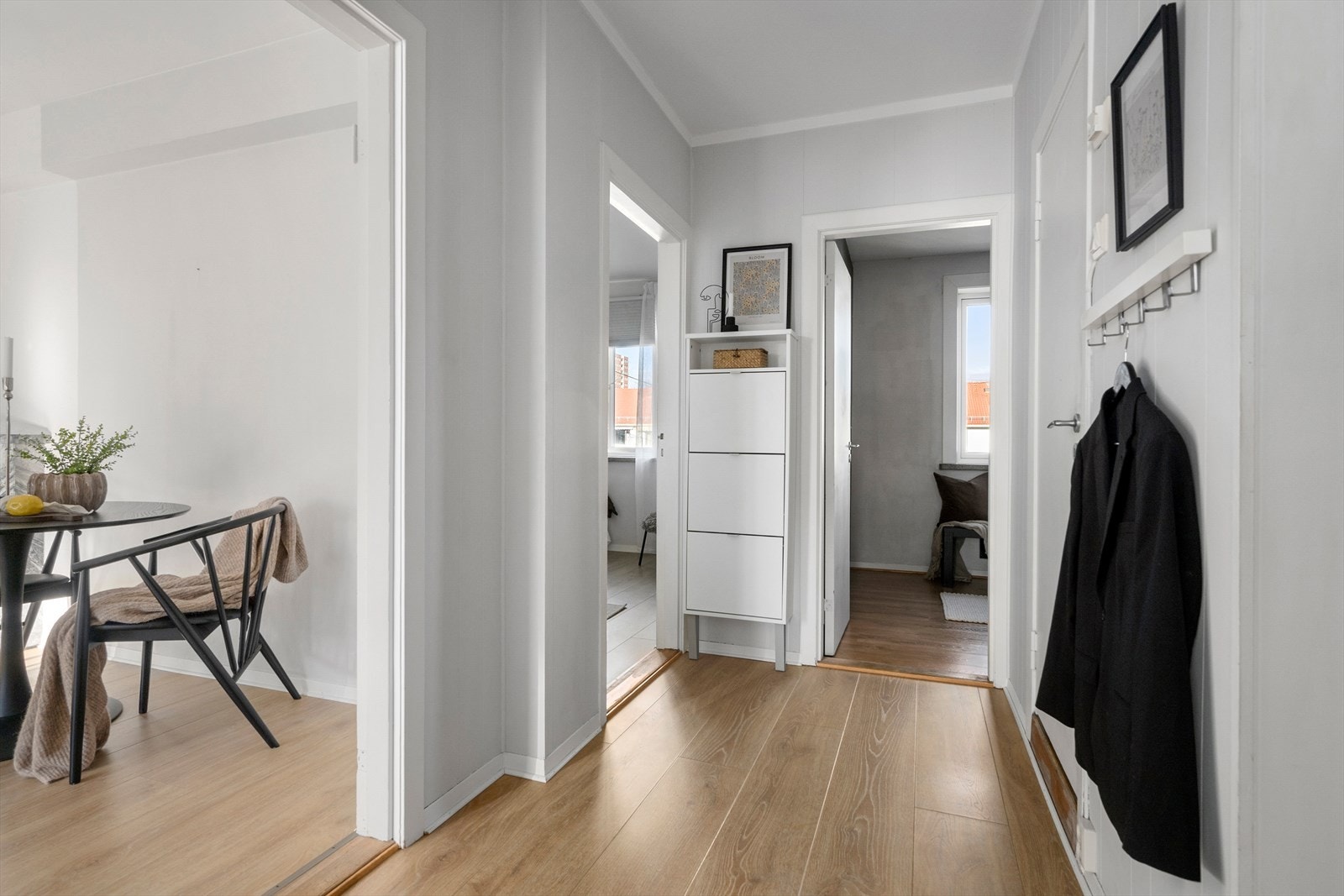Fra entré er det enkel adkomst til boligens øvrige rom Galleribilde