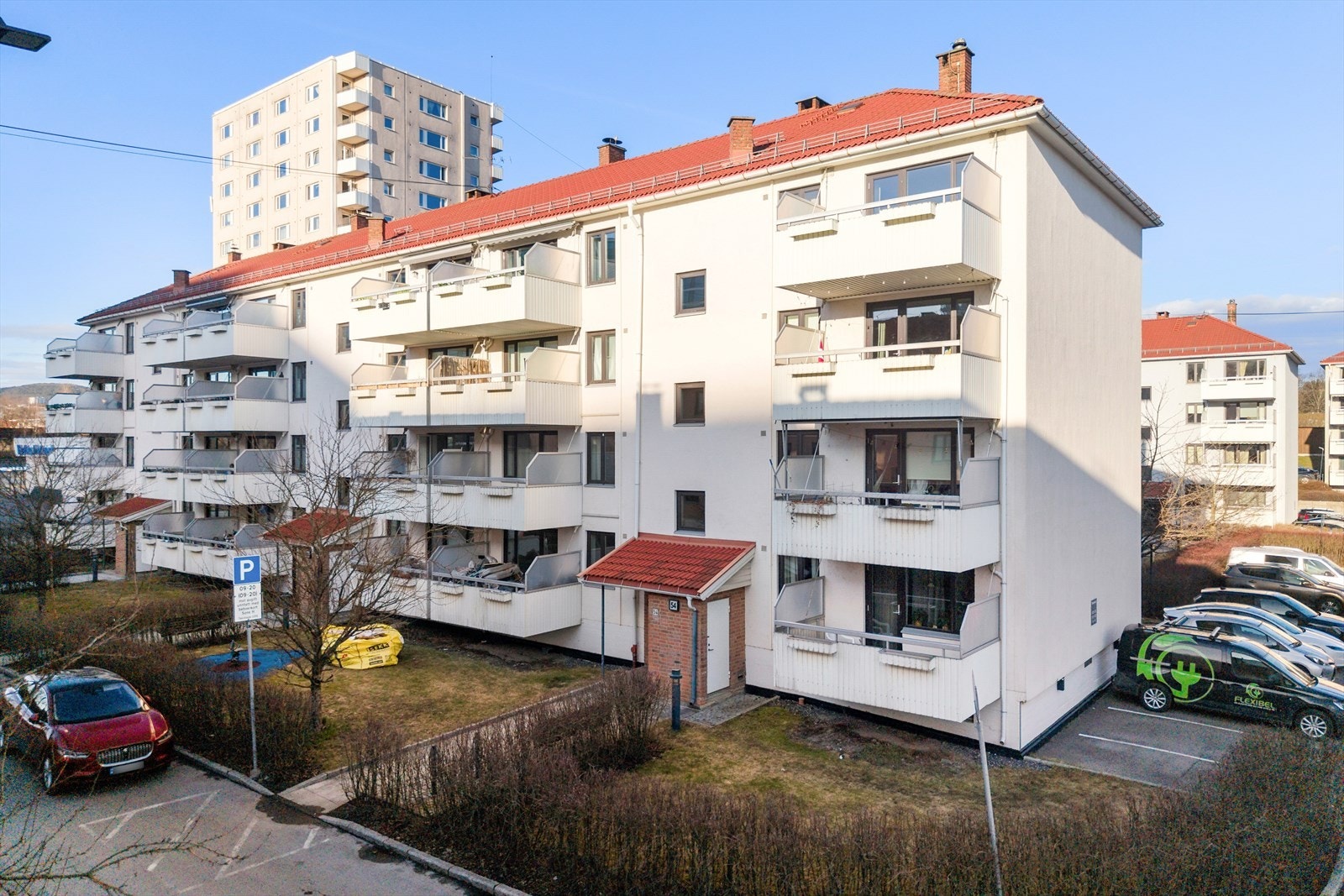 Fasadebilde av borettslagets bebyggelse med balkonger og interne adkomstarealer Galleribilde