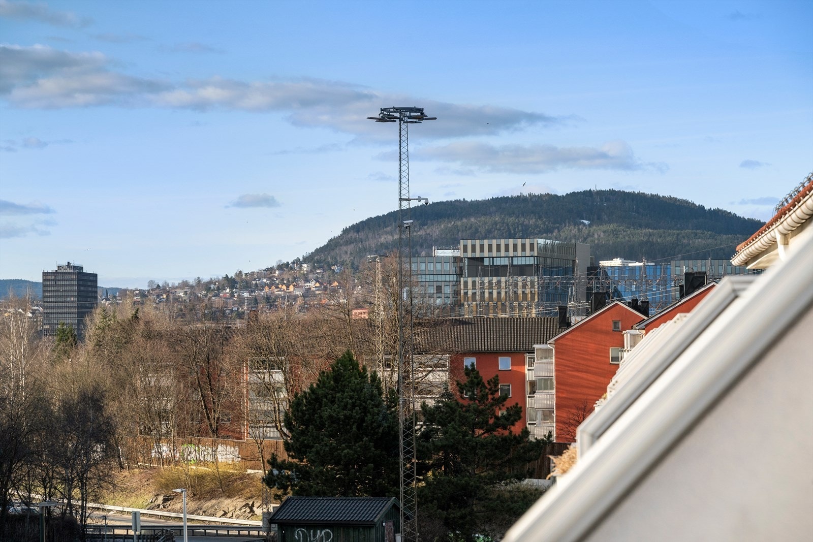 Åpen utsikt over nærområdet med bebyggelse, grøntdrag og gode lysforhold Galleribilde