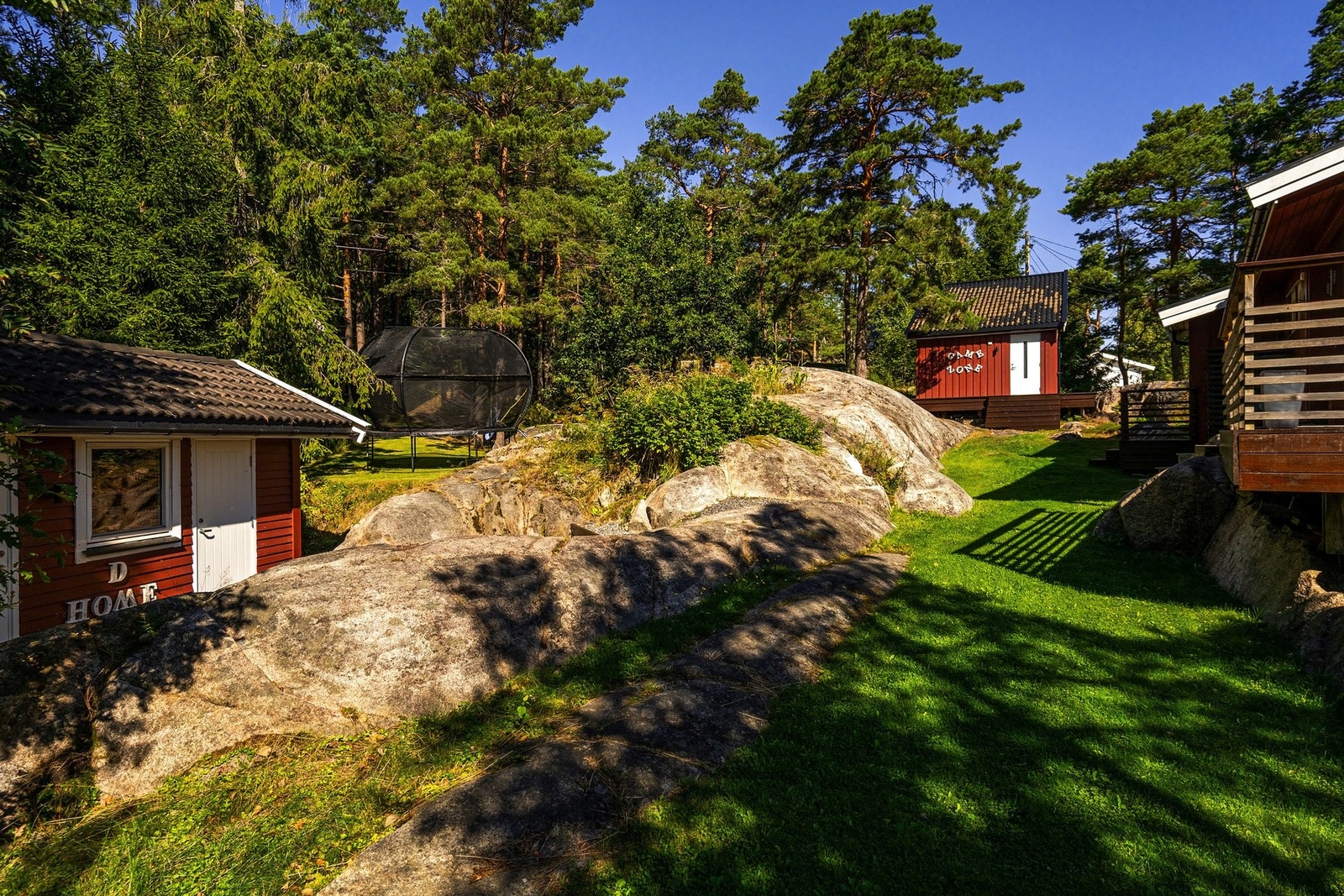 Idyllisk tomt med stor plass for mye lek utendørs. Plass til trampoline! Galleribilde