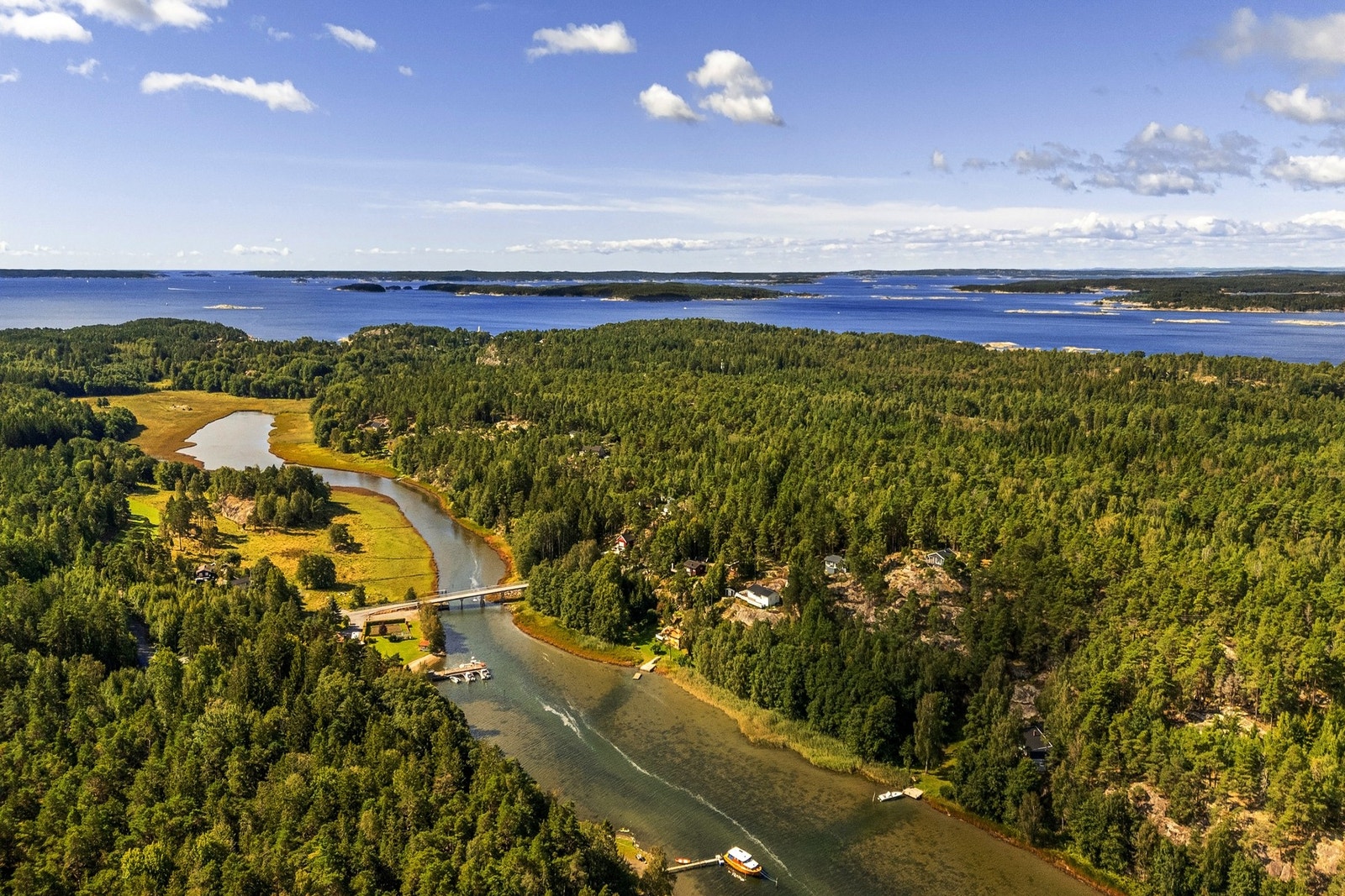 Velkommen til Grimsøyveien 343!
Foto viser skjærgården på Grimsøya - samt Hansemakerkilen som bukter seg inn under broen og ender inn i et nydelig naturreservat Galleribilde