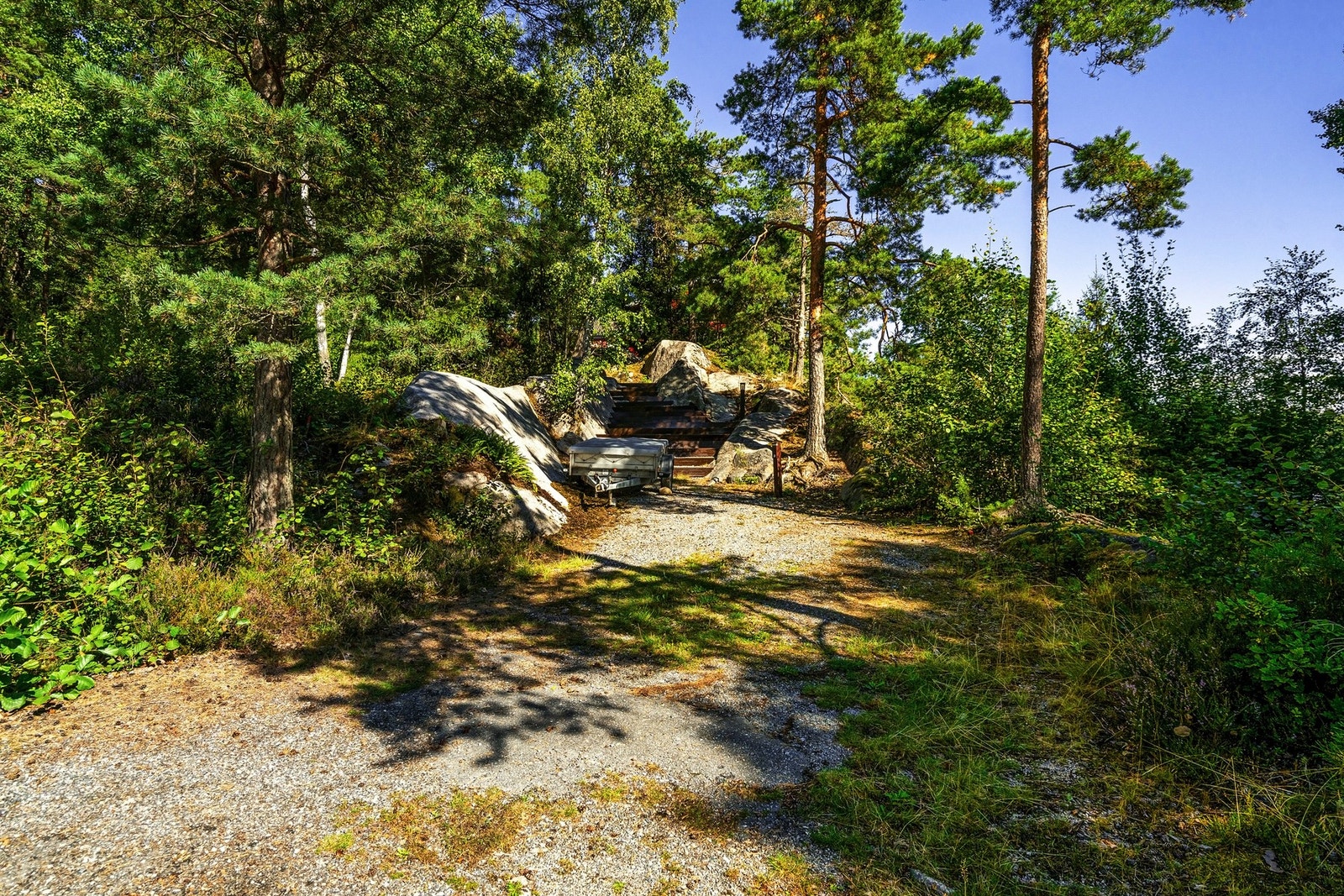Parkeringsplass med strøm i stolpe og belysning Galleribilde