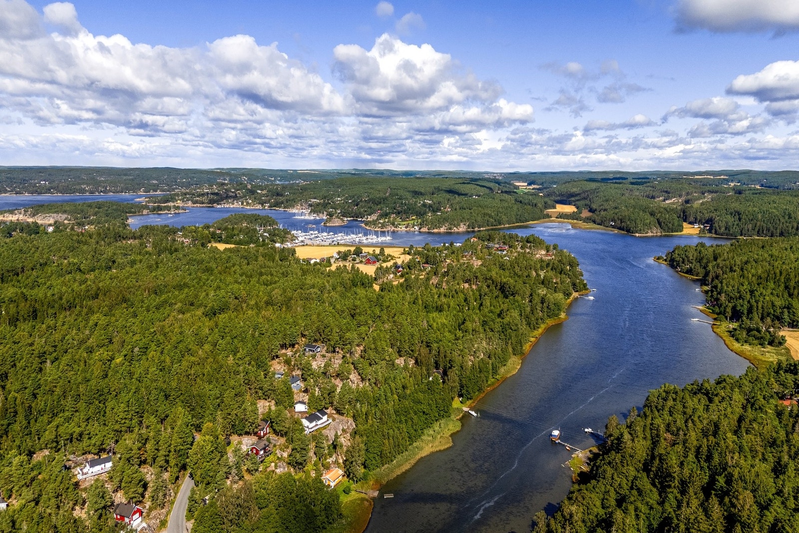 Hansemakerkilen smyger seg forbi hytta som ligger ca 50 meter fra vannet. Galleribilde