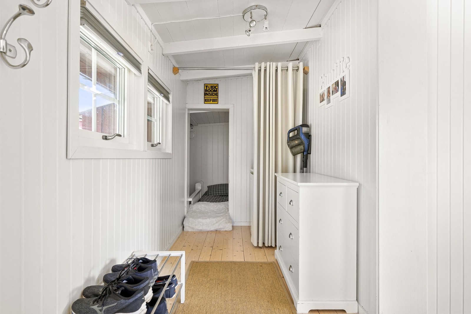 Gang med inngang til sovealkoven Galleribilde