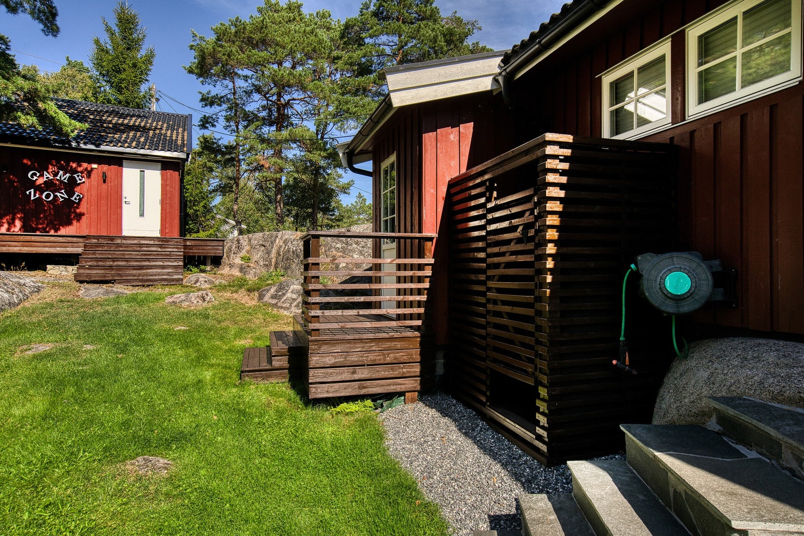 Fasader på hovedhytte og anneks 1 Galleribilde