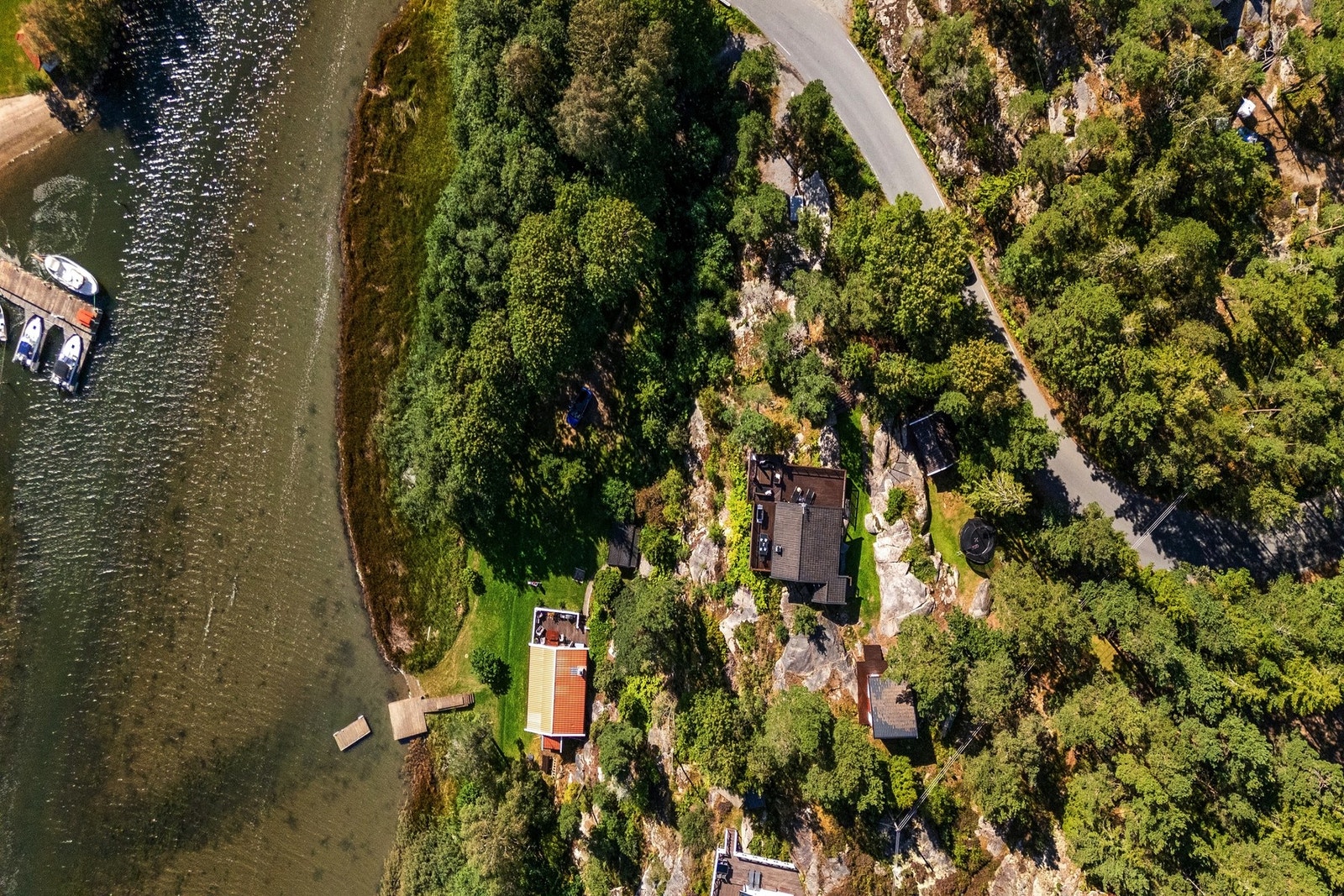 Dronebilde over eiendommen og sundet Galleribilde