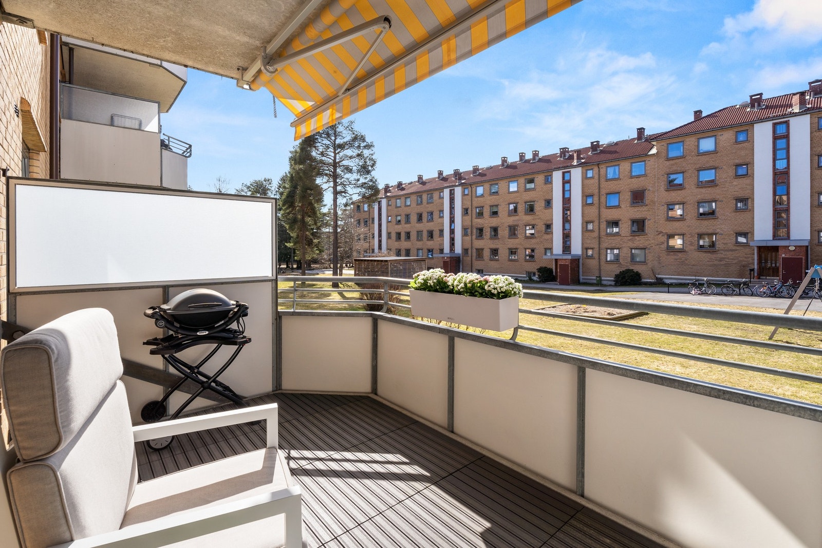 Det er utgang fra stue til vestvendt balkong på ca. 9 kvm med fritt og hyggelig utsyn over grønne fellesareal. Galleribilde