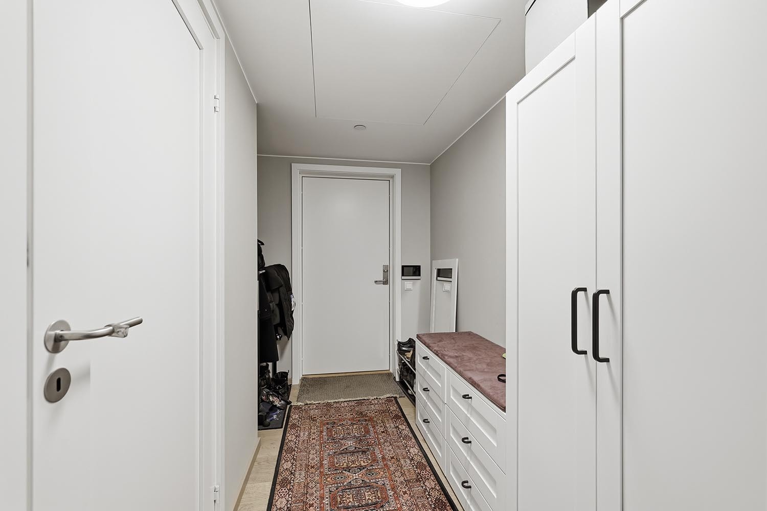 Romslig entre med god plass til oppbevaring av yttertøy og sko Galleribilde