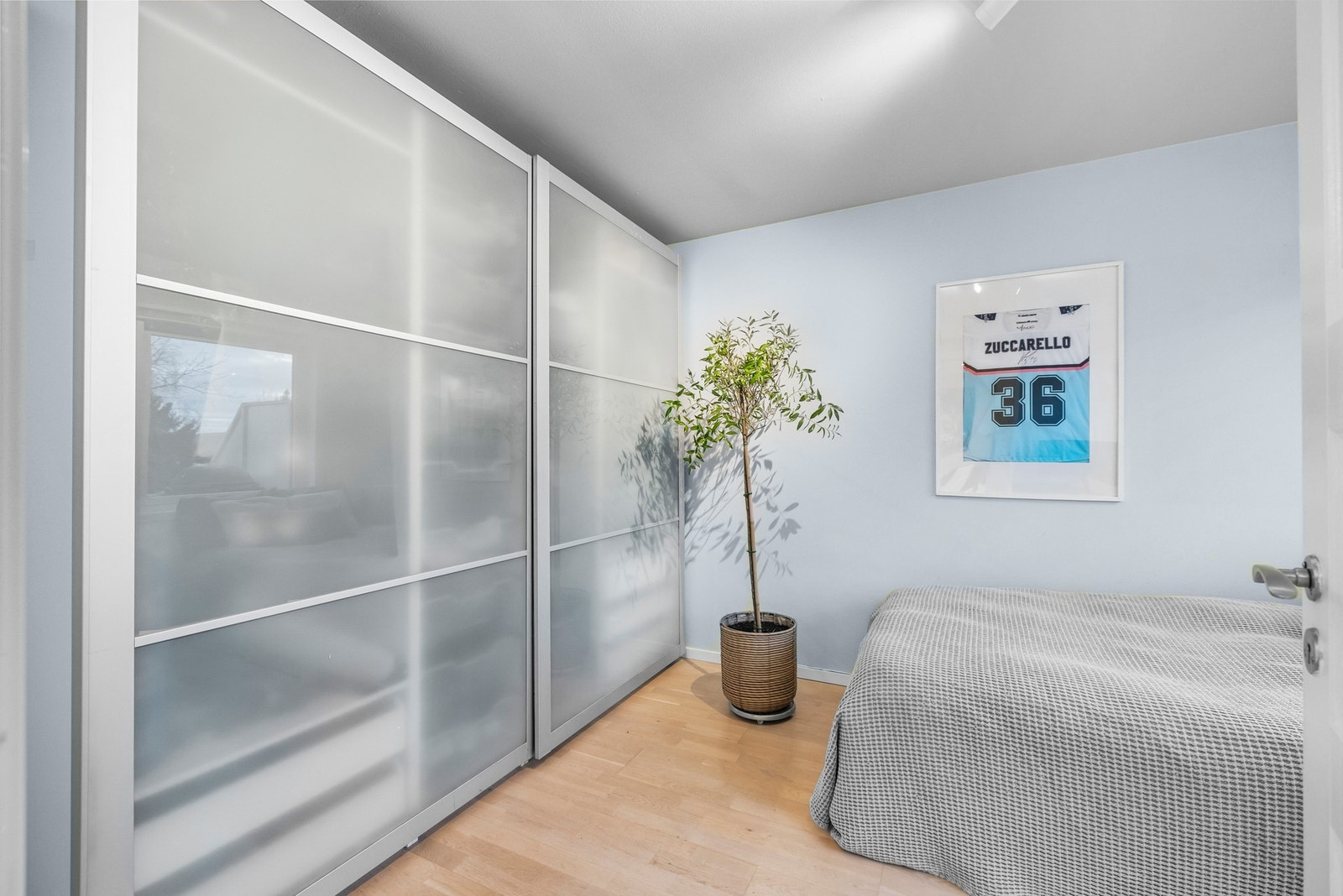 Praktisk løsning med plass til både seng, arbeidsplass pg garderobeløsning. Galleribilde