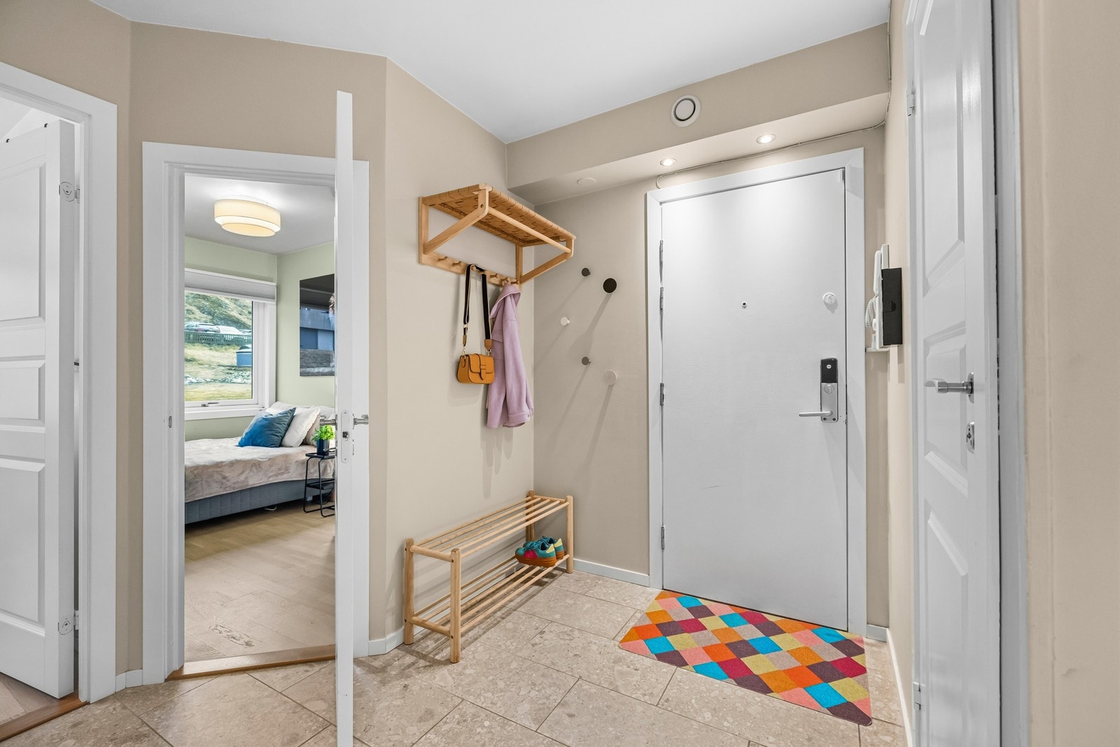 Velkommen inn i en lys og luftig entré som gir et godt førsteinntrykk av leiligheten. Galleribilde