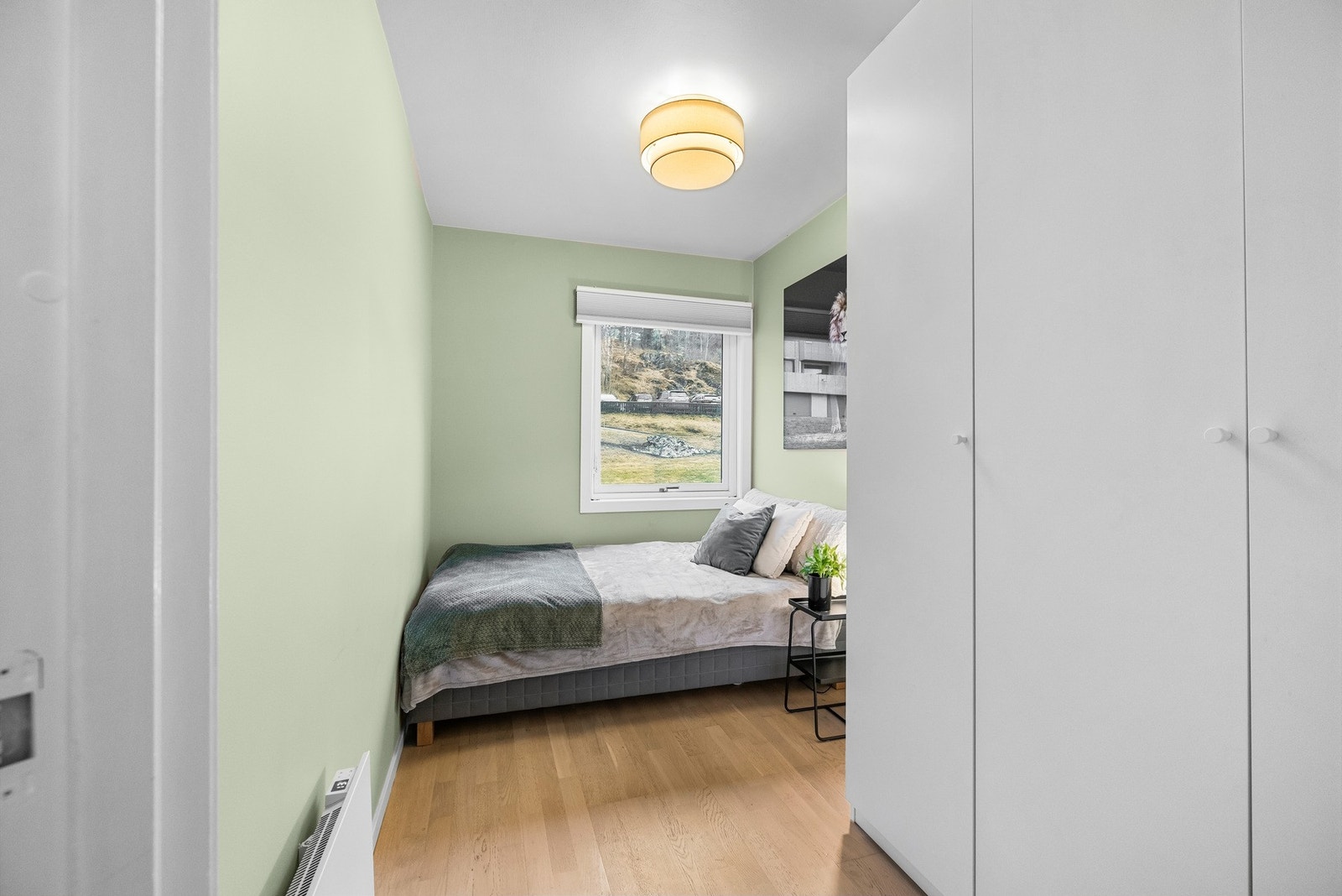Effektiv romutnyttelse gir plass til både seng og skap. Galleribilde