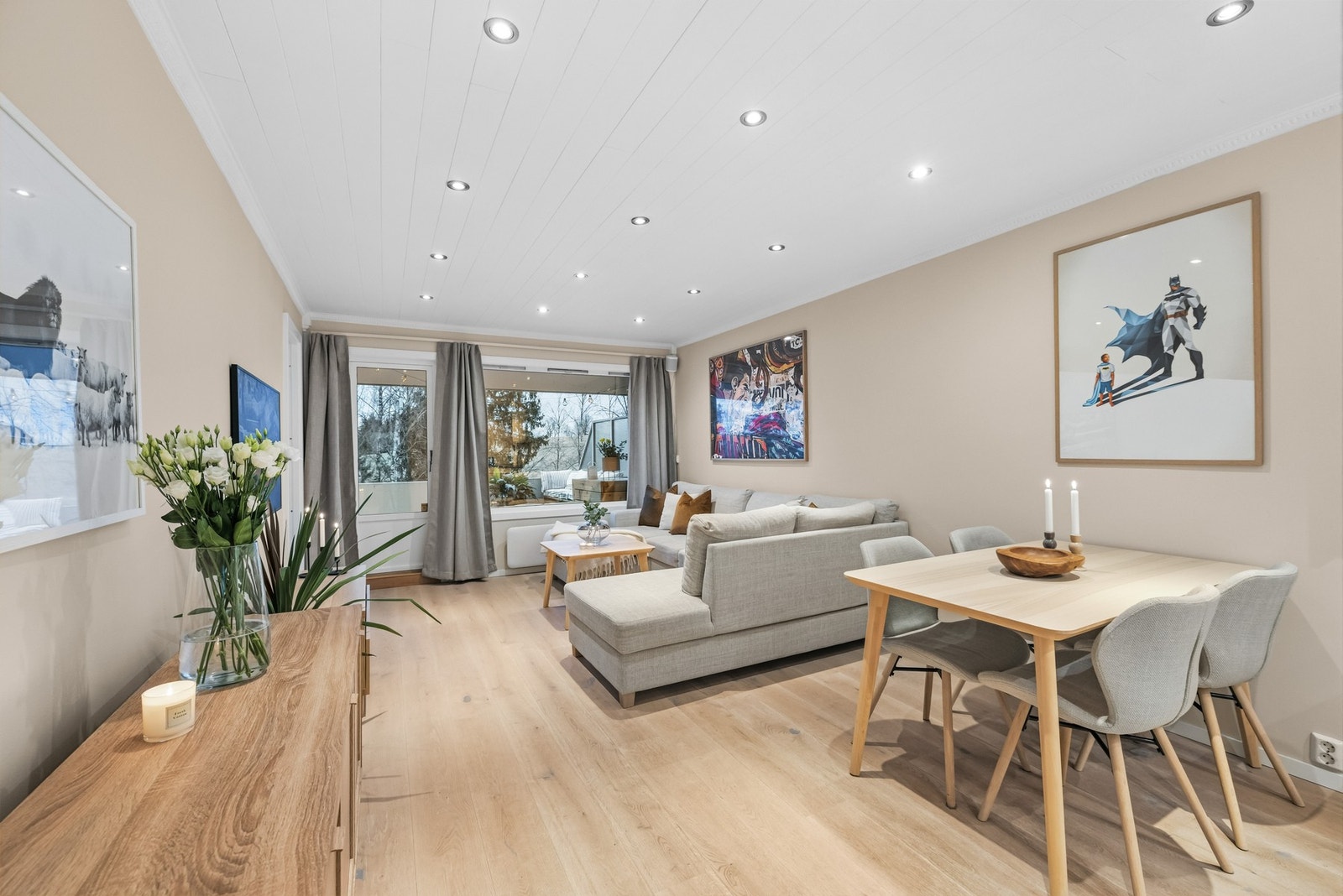 Lys og romslig stue med store vindusflater som slipper inn rikelig med dagslys. Galleribilde
