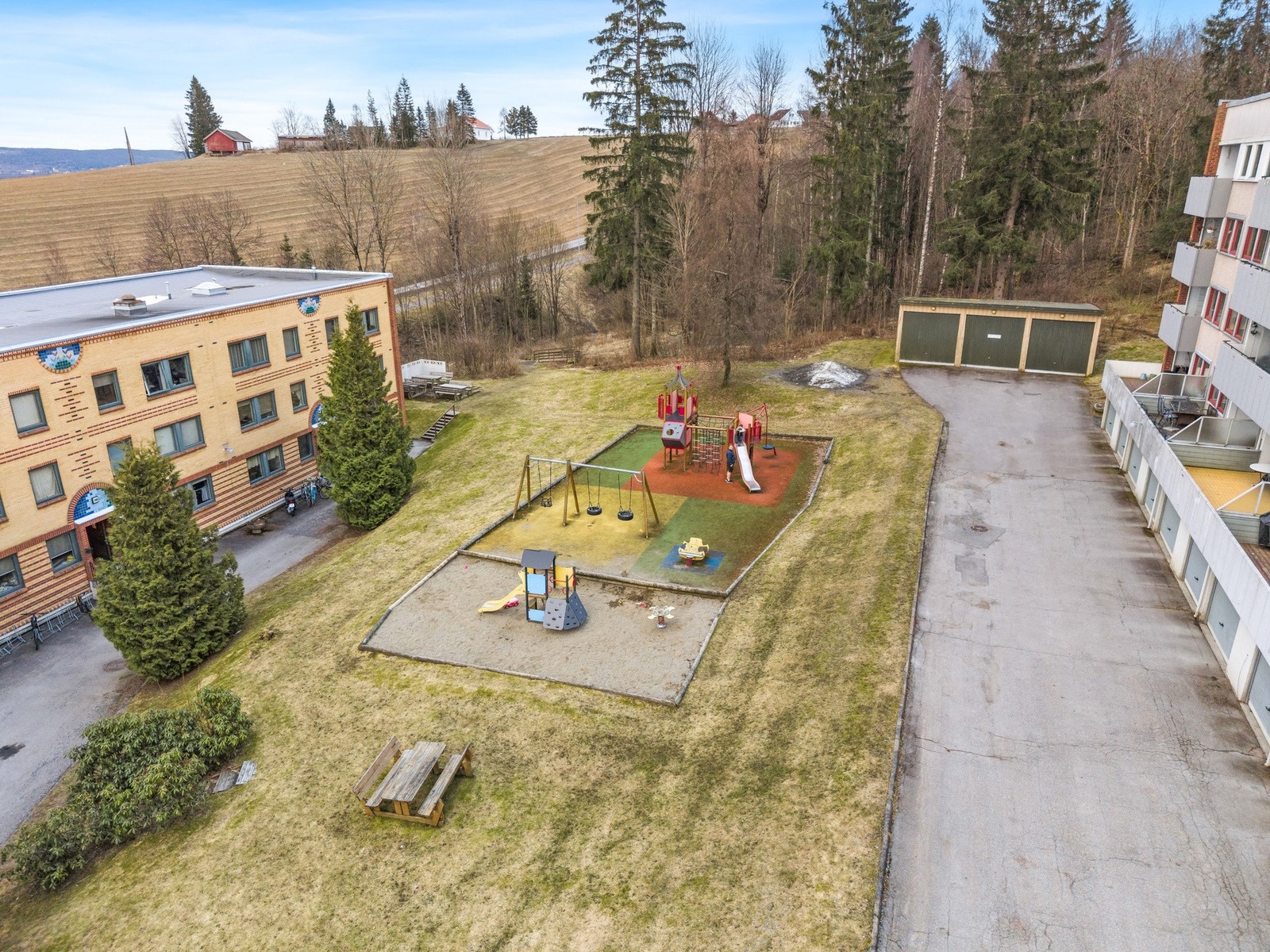 Felles uteområde med lekeplass, ideelt for barnefamilier. Galleribilde