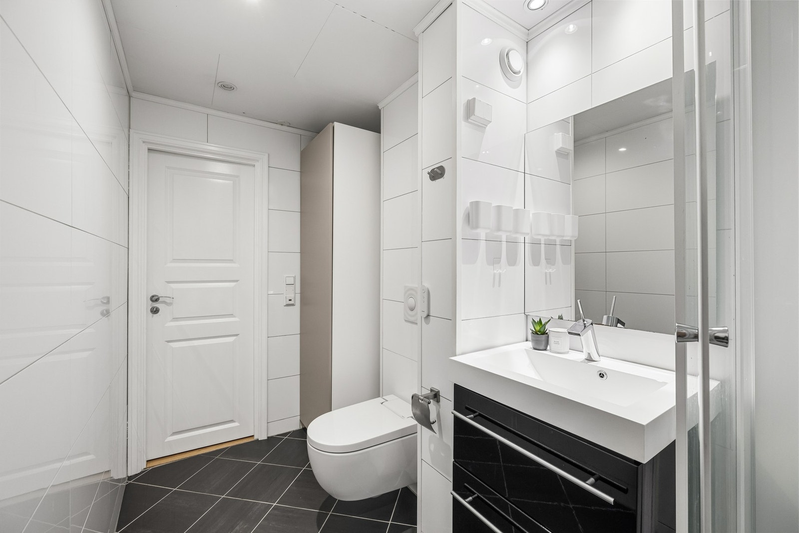 Badet er praktisk utformet med flislagt gulv og behagelige elektriske varmekabler. Galleribilde