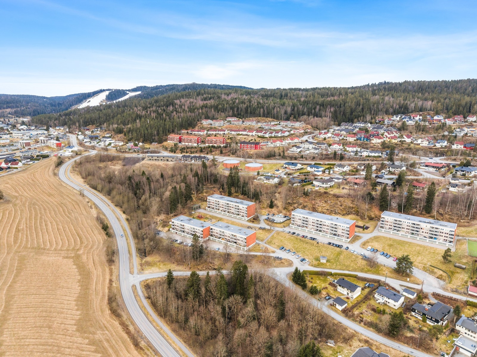 Leiligheten har en fin og rolig beliggenhet i et barnevennlig og populært boligområde på Ødegården. Galleribilde