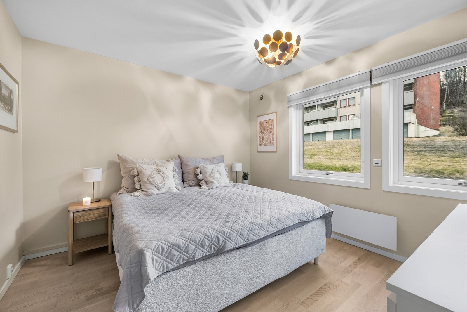 Hovedsoverom med god plass til dobbeltseng og oppbevaring. Galleribilde