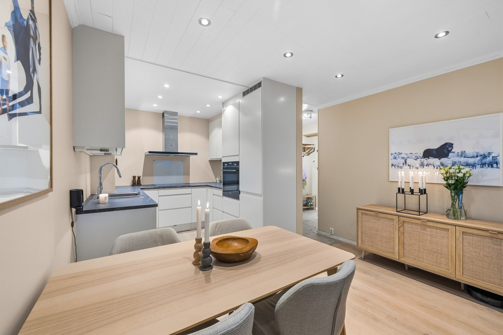 Moderne kjøkken i åpen løsning mot spiseplass og stue. Galleribilde