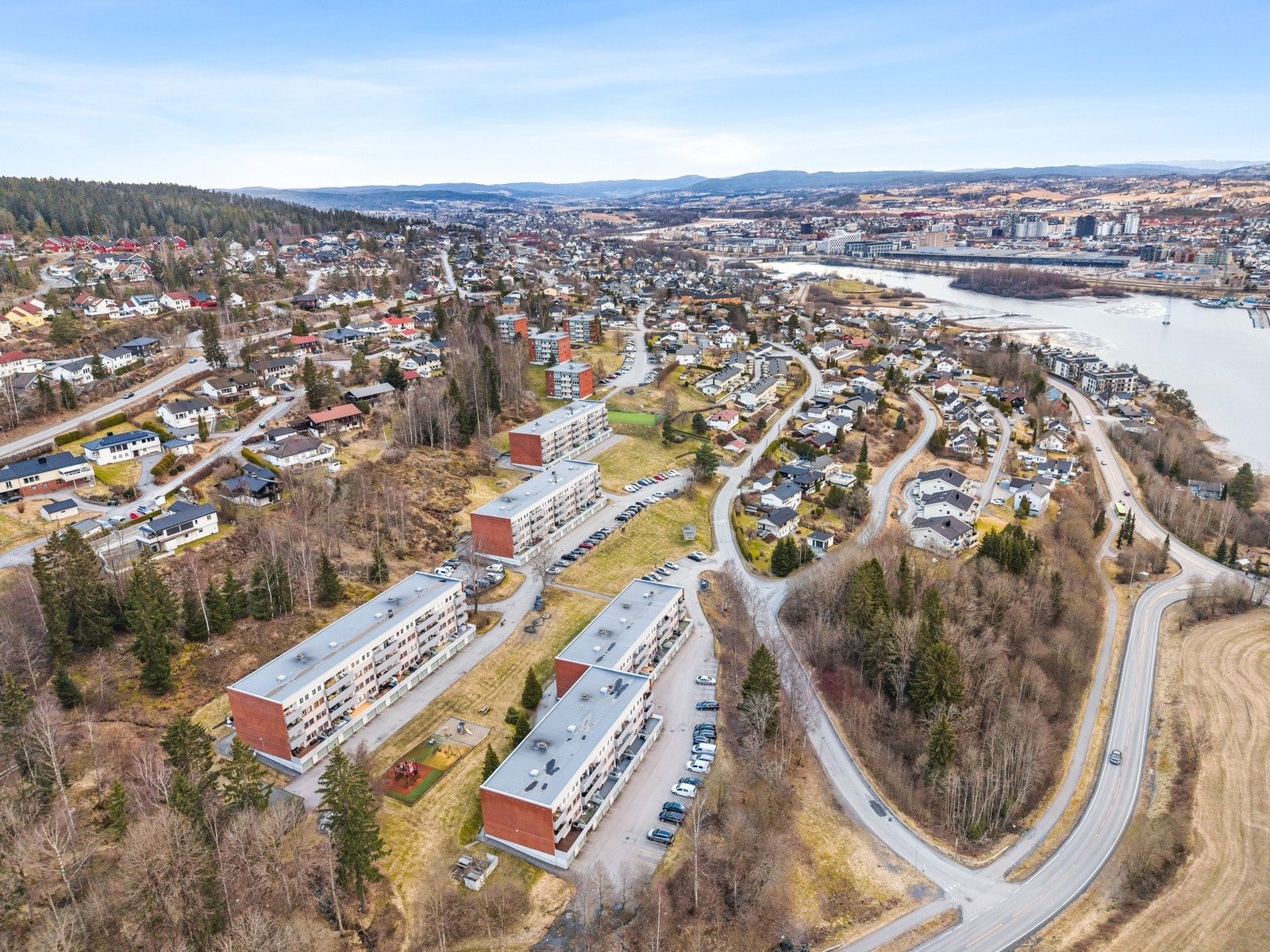 Leiligheten har en nærhet til Østmarka, skoler, barnehager, offentlig kommunikasjon, samt et rikt utvalg av fasiliteter og servicetilbud. Galleribilde